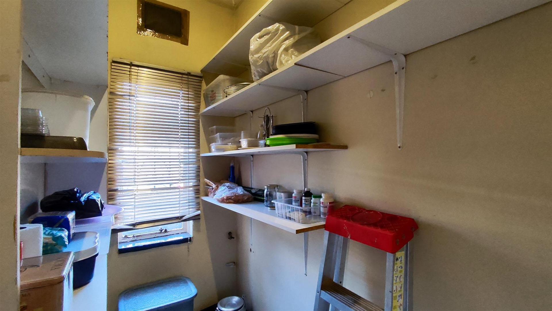 Spaces - 57 square meters of property in Dalview