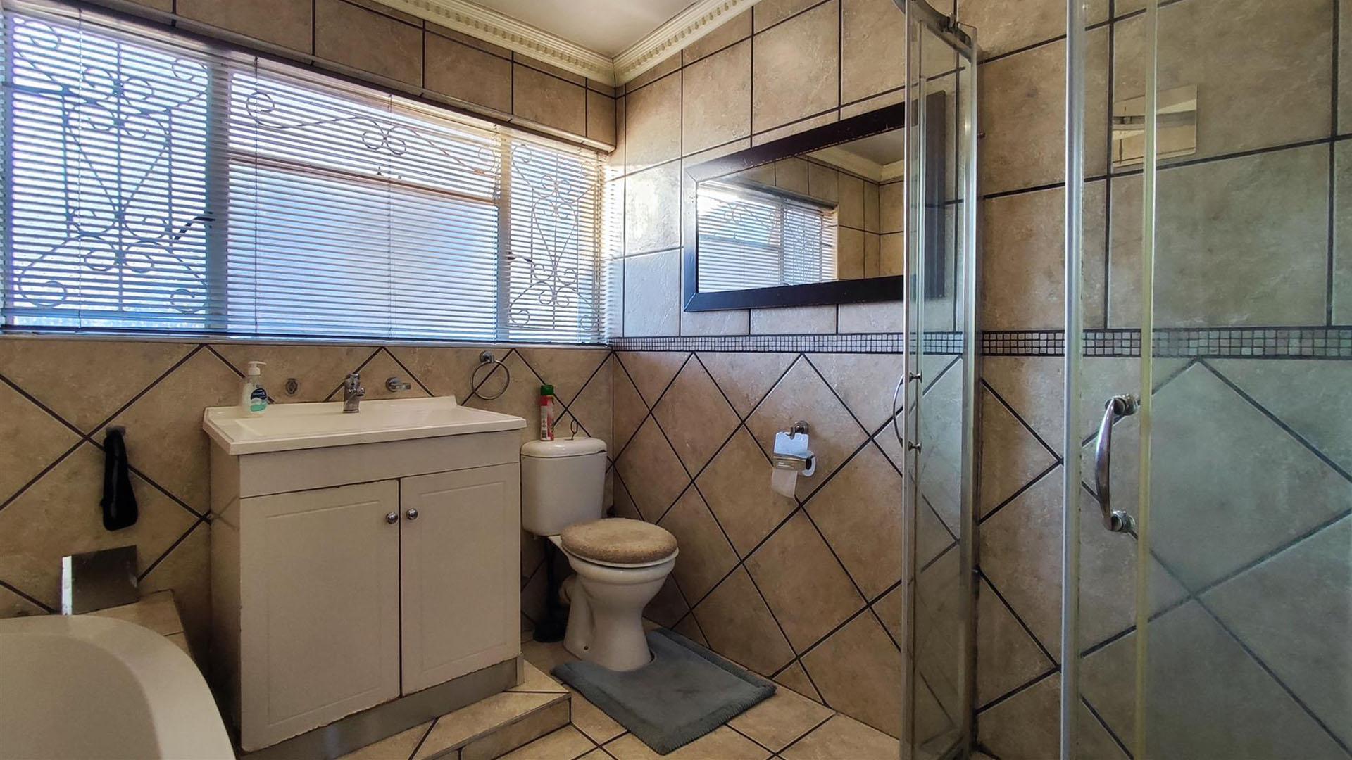 Bathroom 1 - 8 square meters of property in Dalview