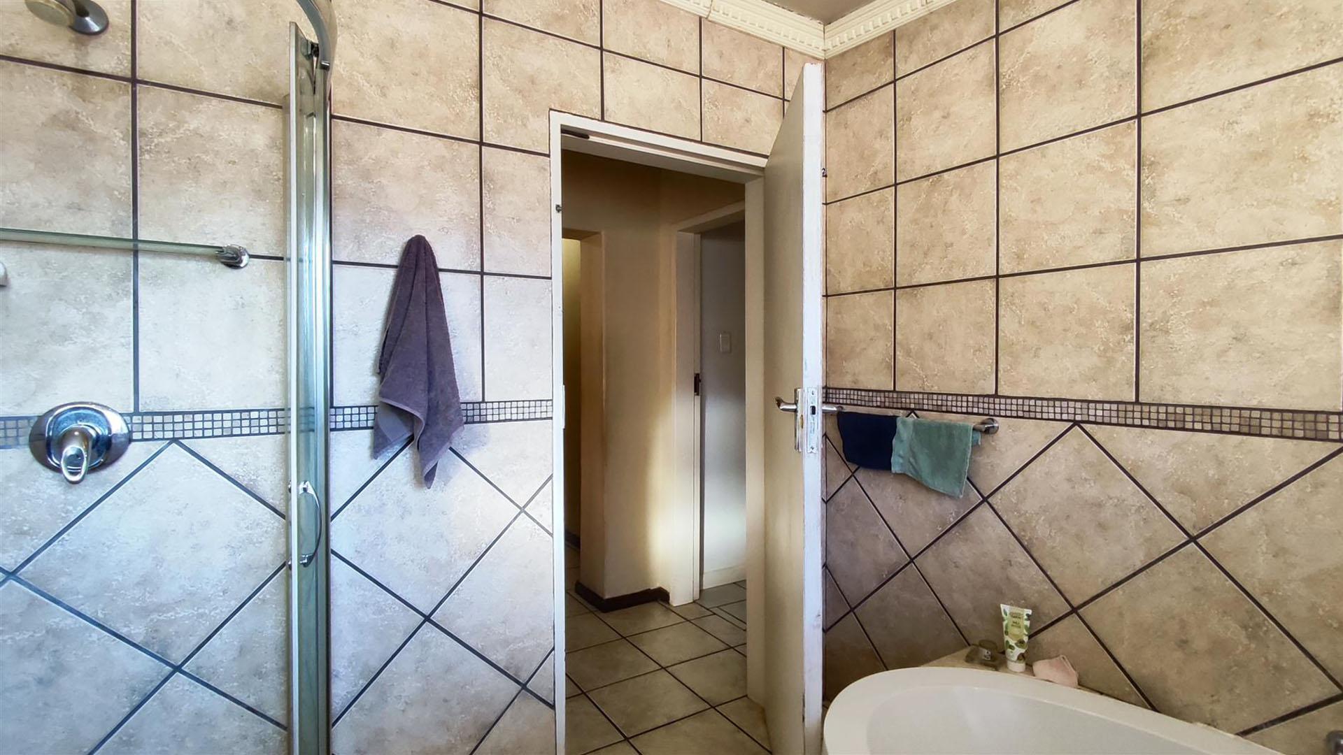 Bathroom 1 - 8 square meters of property in Dalview