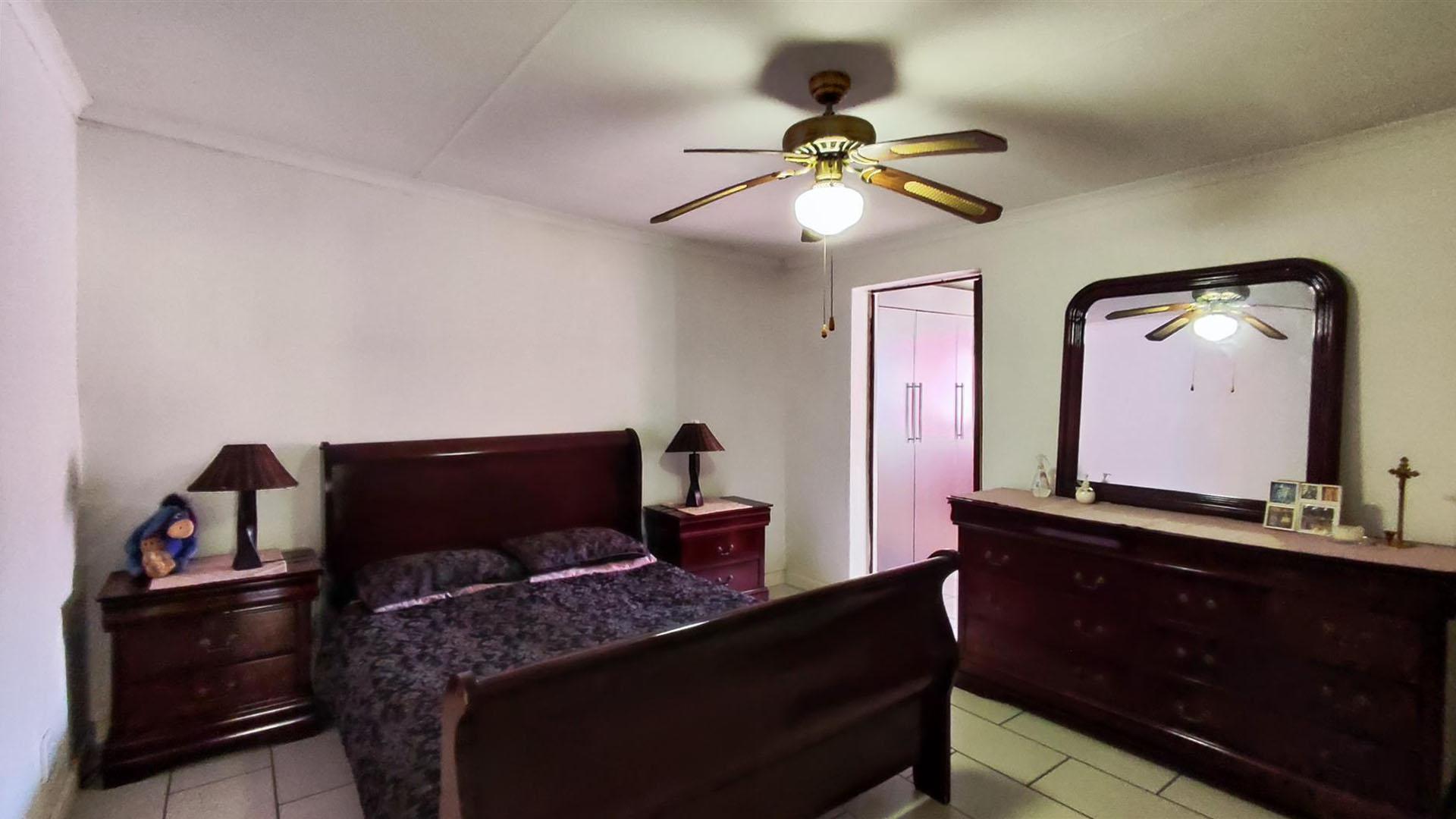 Main Bedroom - 27 square meters of property in Dalview