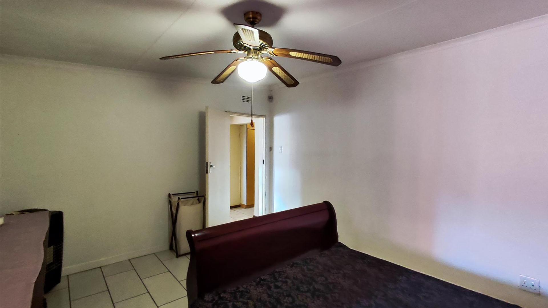 Main Bedroom - 27 square meters of property in Dalview