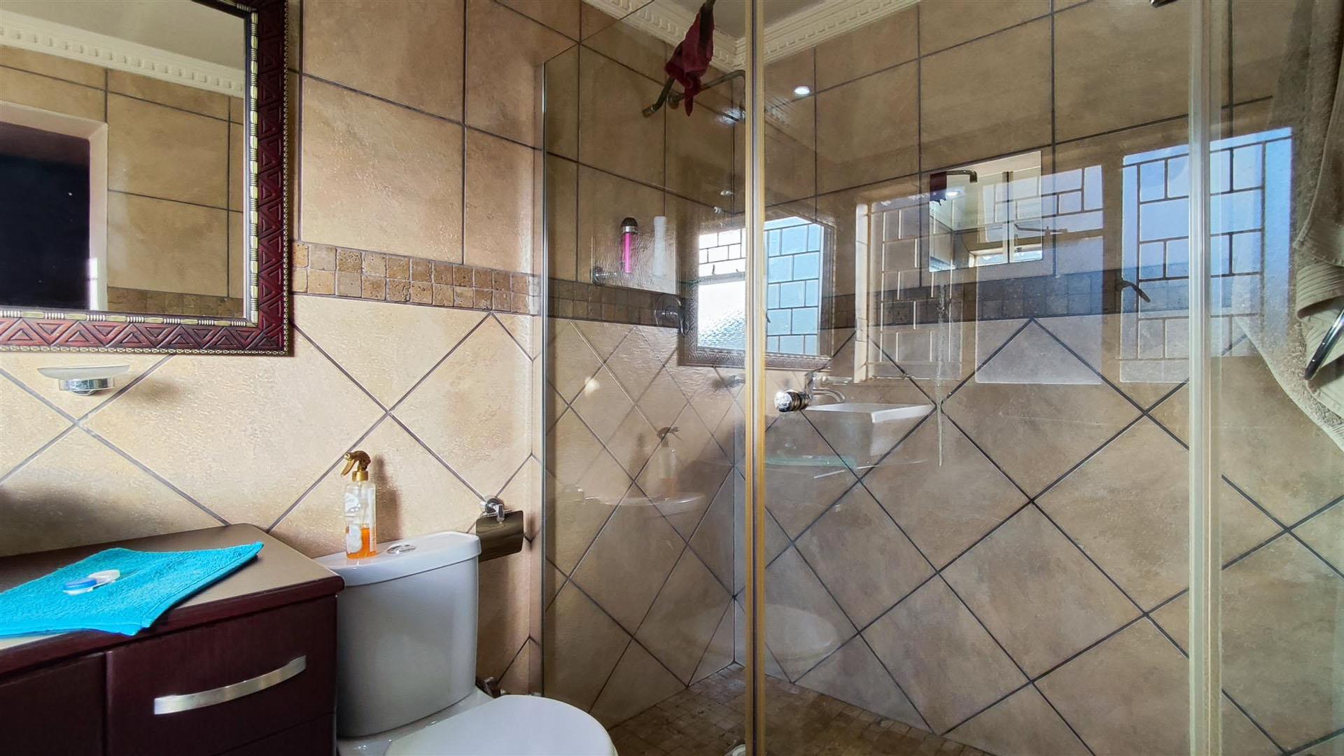 Main Bathroom - 5 square meters of property in Dalview