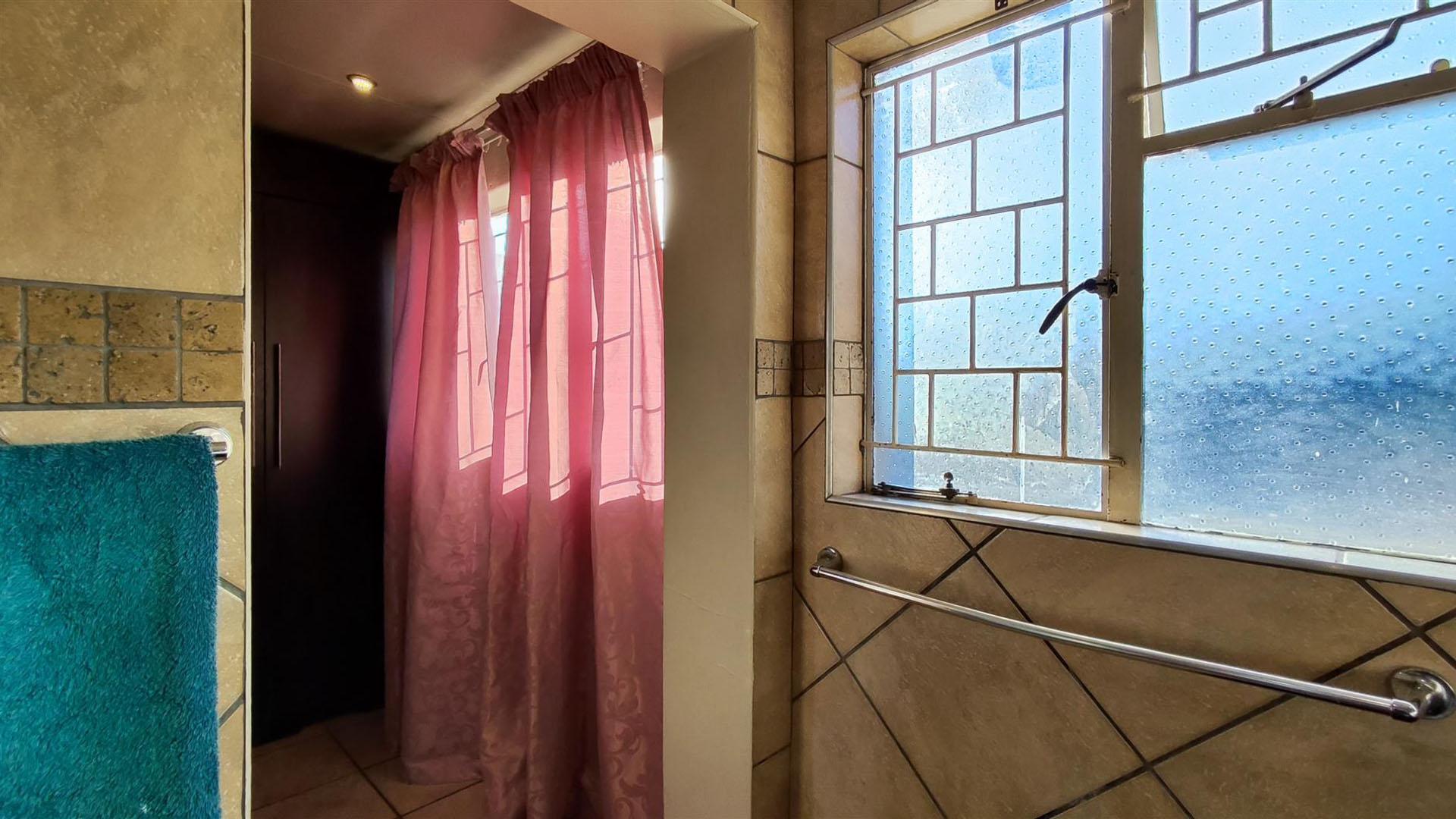 Main Bathroom - 5 square meters of property in Dalview