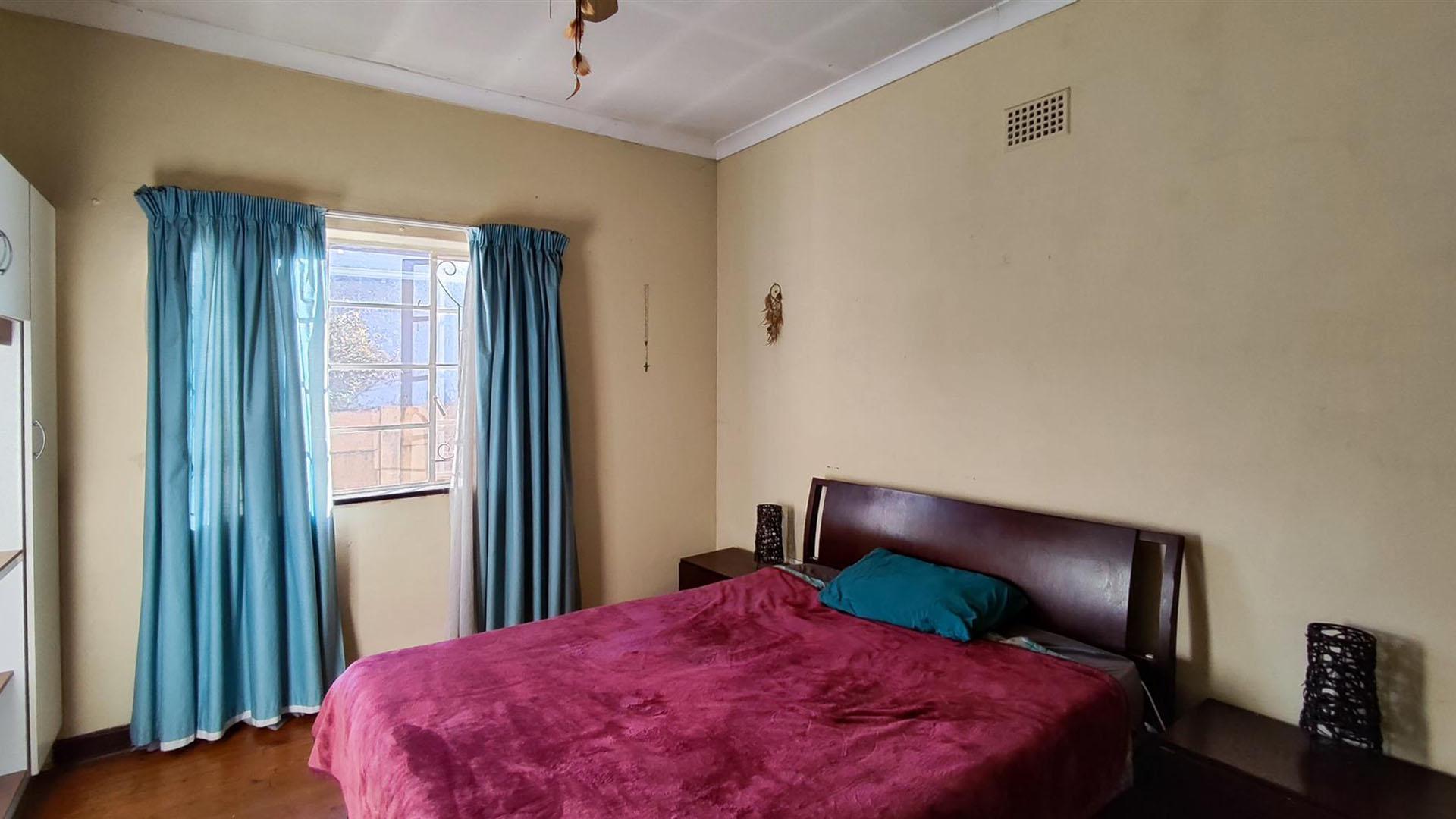 Bed Room 1 - 18 square meters of property in Dalview