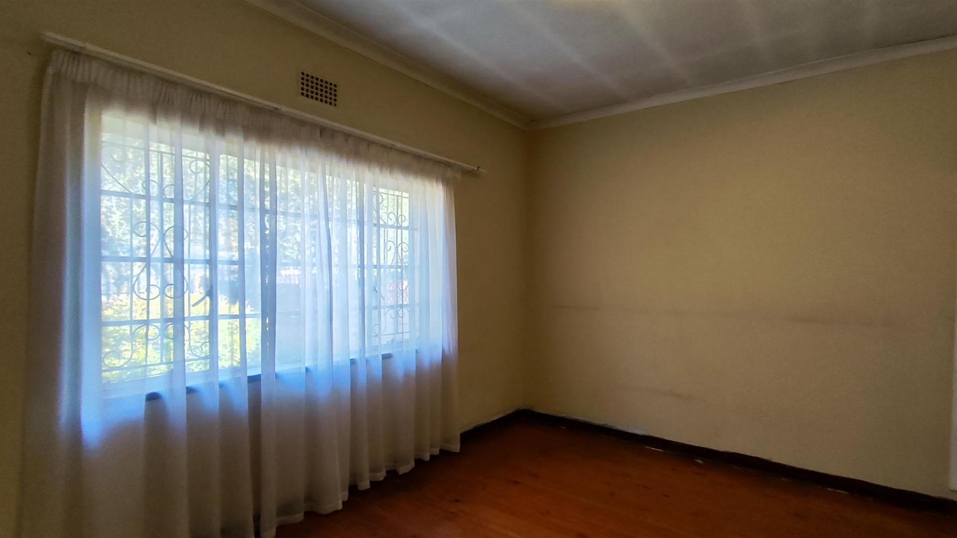 Bed Room 2 - 19 square meters of property in Dalview