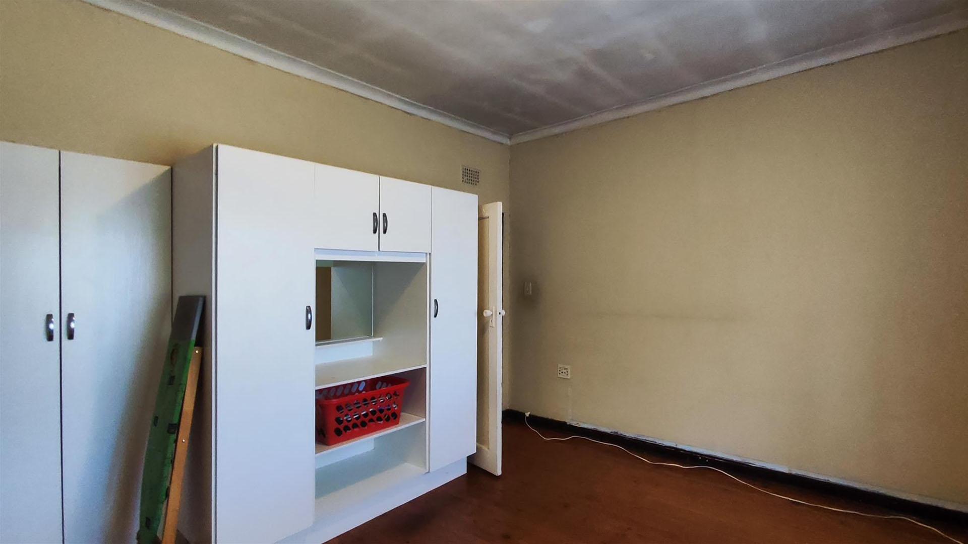 Bed Room 2 - 19 square meters of property in Dalview