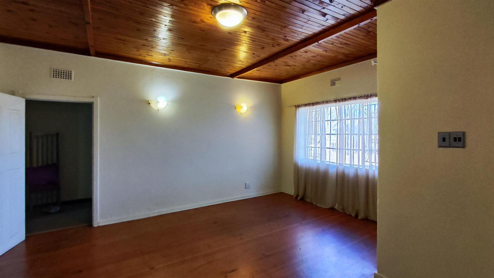 Informal Lounge - 28 square meters of property in Dalview