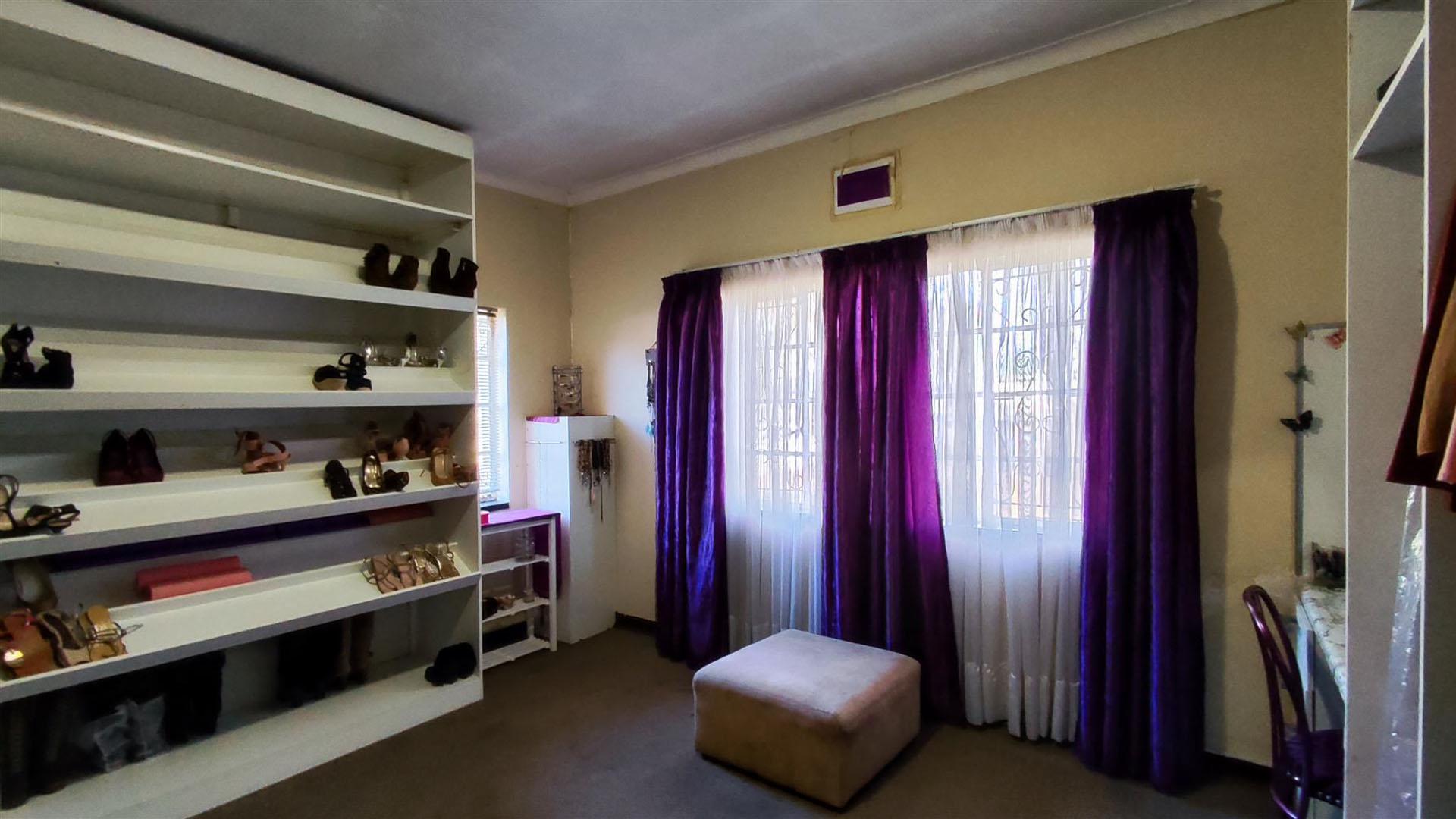 Spaces - 57 square meters of property in Dalview