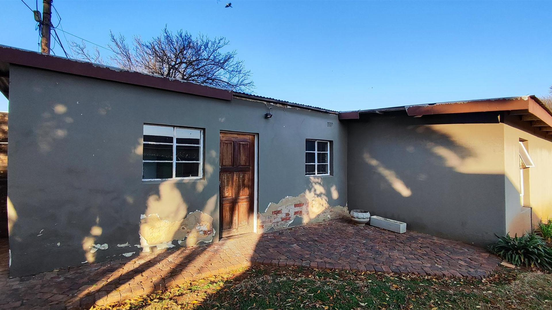 Backyard of property in Dalview