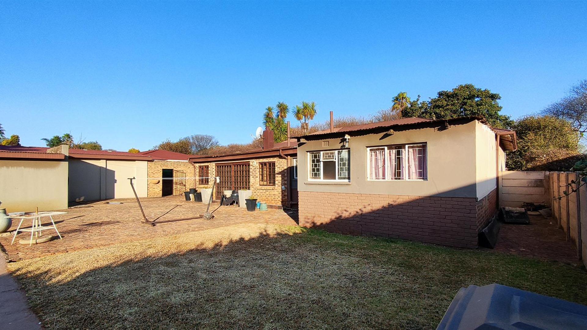 Backyard of property in Dalview