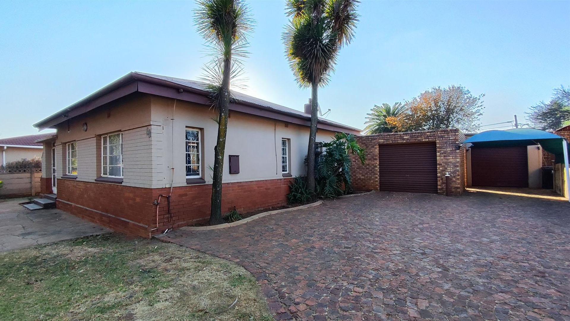 Backyard of property in Dalview