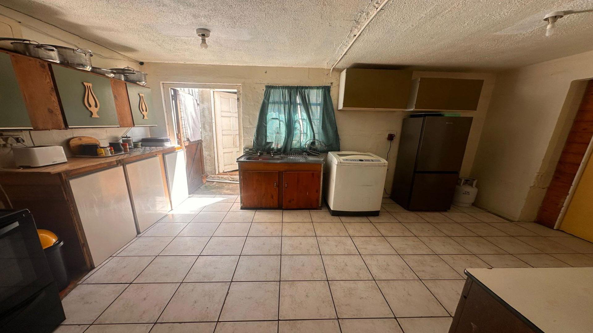 Kitchen of property in Cape Town Centre