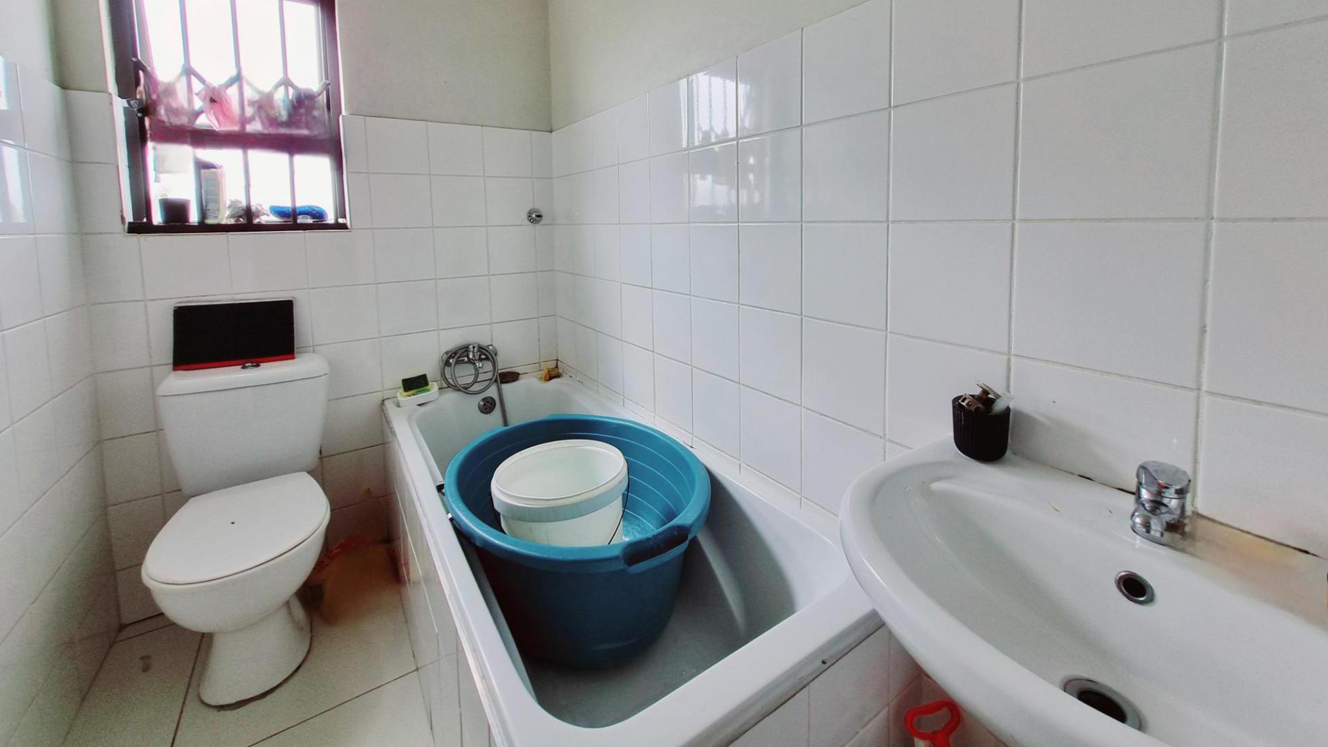 Bathroom 1 of property in Umtata