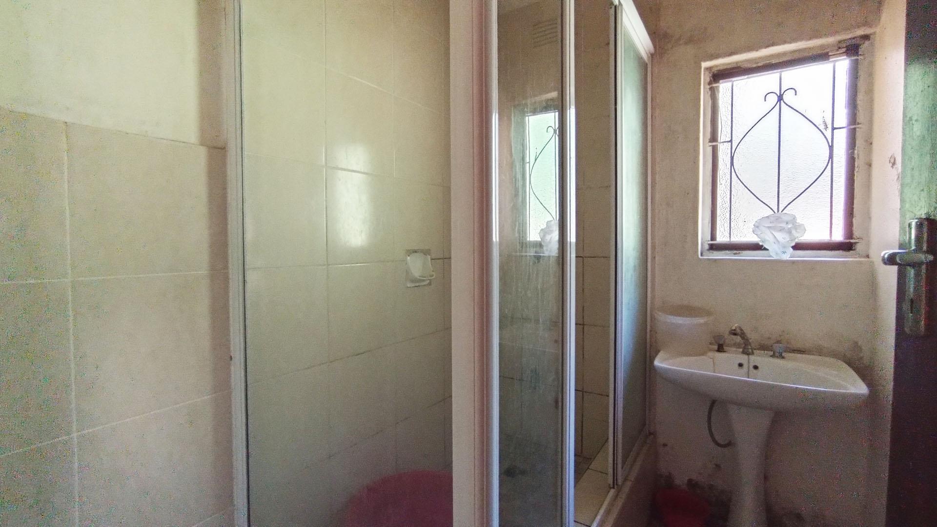Bathroom 1 - 8 square meters of property in Isipingo Hills