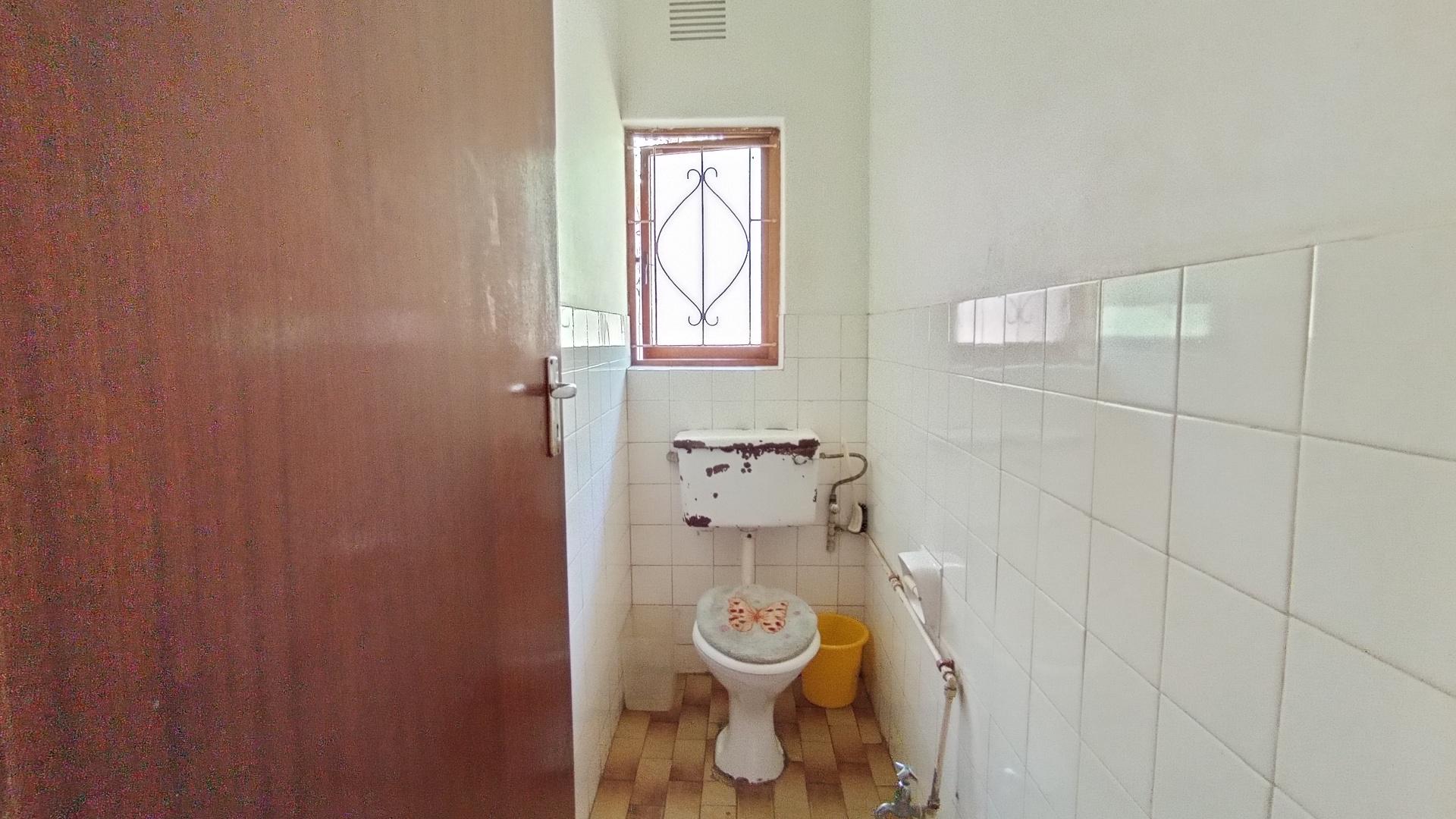 Bathroom 1 - 8 square meters of property in Isipingo Hills