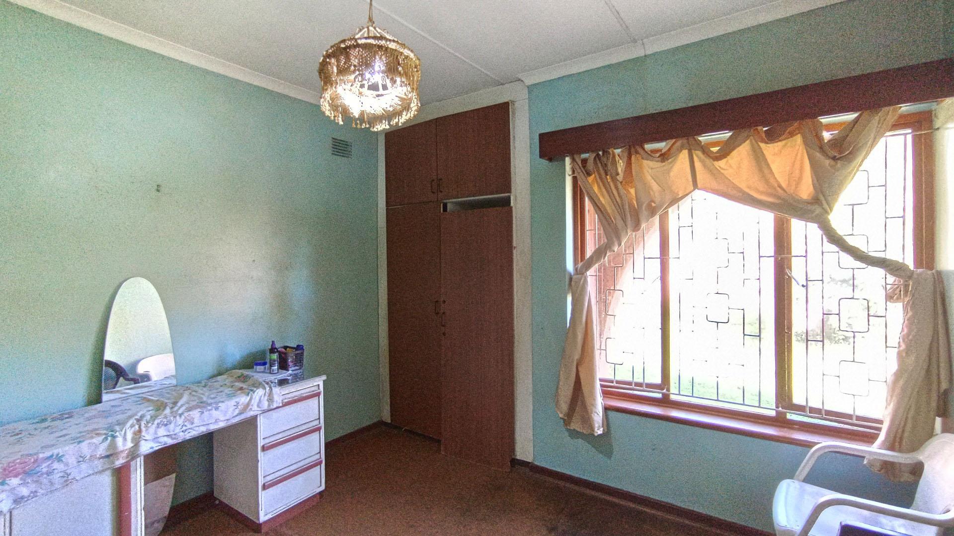 Bed Room 1 - 16 square meters of property in Isipingo Hills