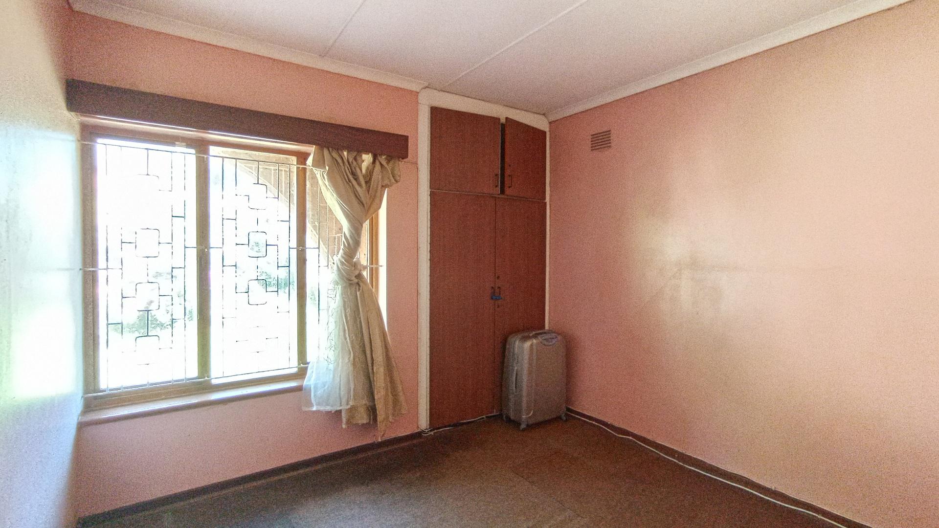 Bed Room 2 - 17 square meters of property in Isipingo Hills