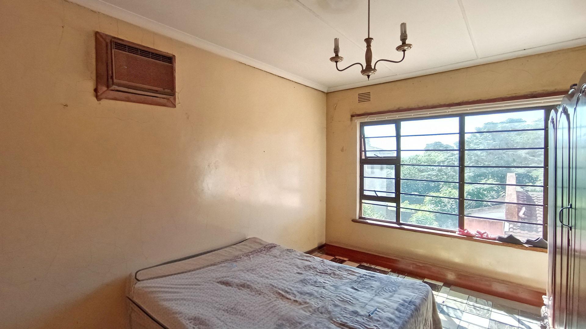 Main Bedroom - 20 square meters of property in Isipingo Hills