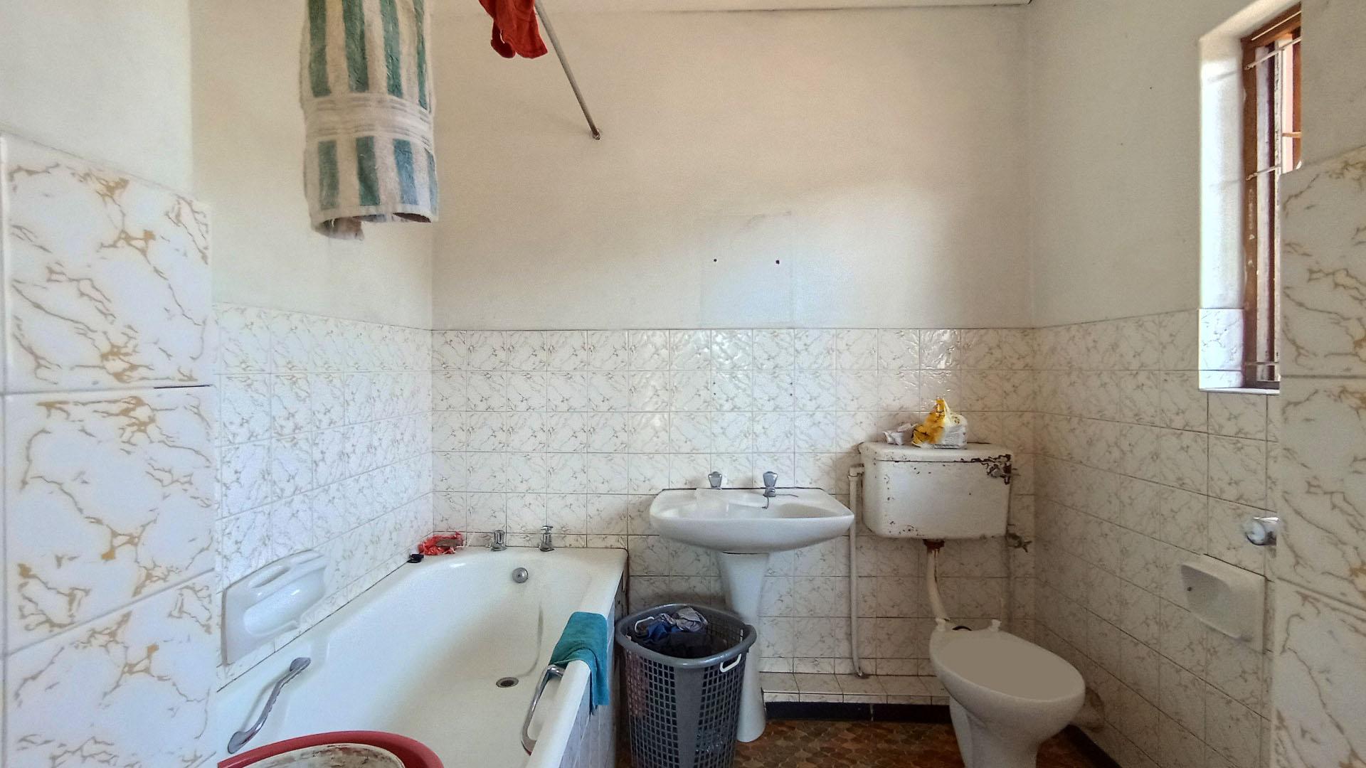 Main Bathroom - 7 square meters of property in Isipingo Hills