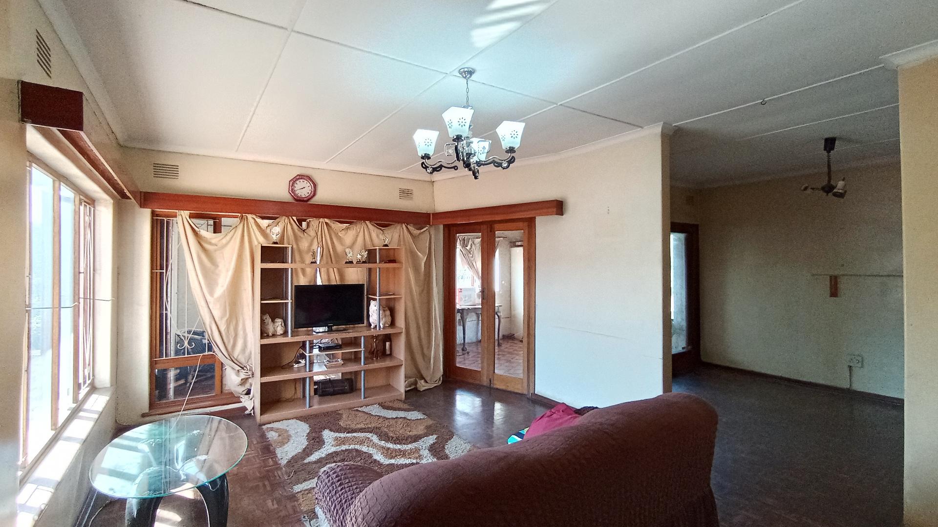 Lounges - 54 square meters of property in Isipingo Hills