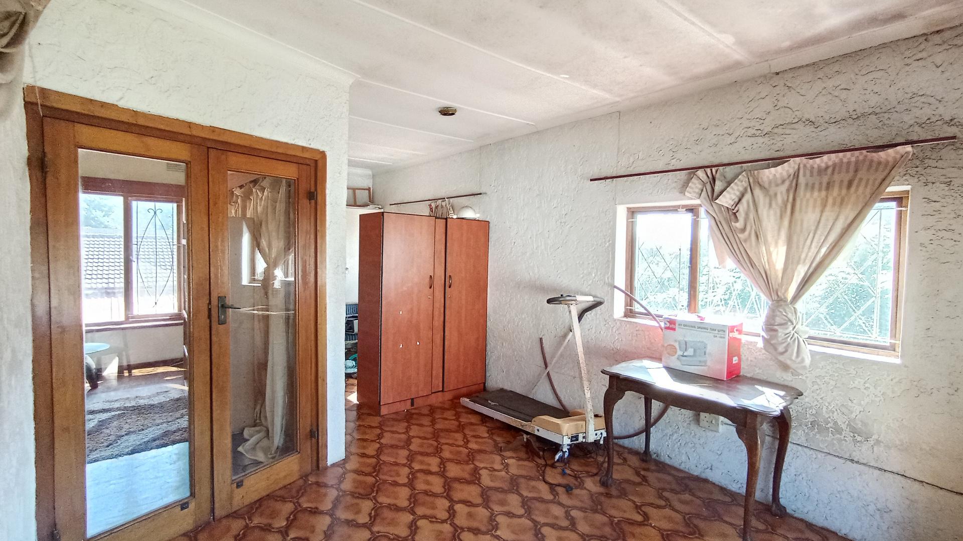 Balcony - 26 square meters of property in Isipingo Hills