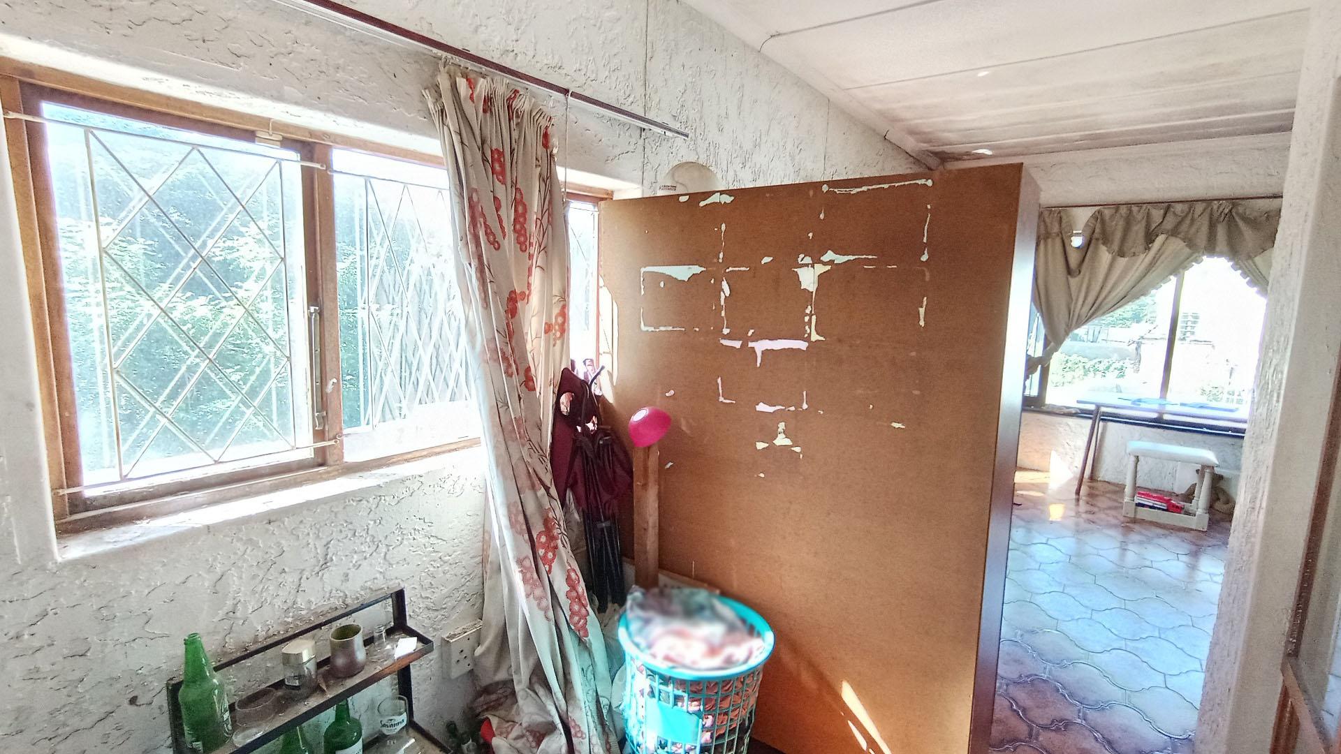 Balcony - 26 square meters of property in Isipingo Hills