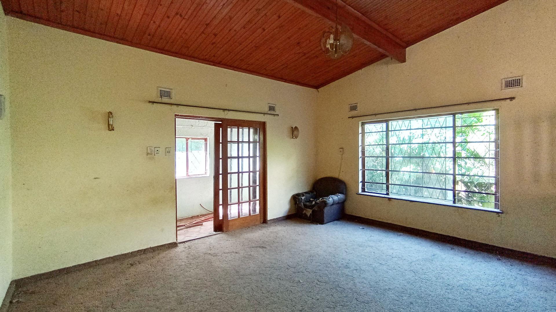 Lounges - 54 square meters of property in Isipingo Hills