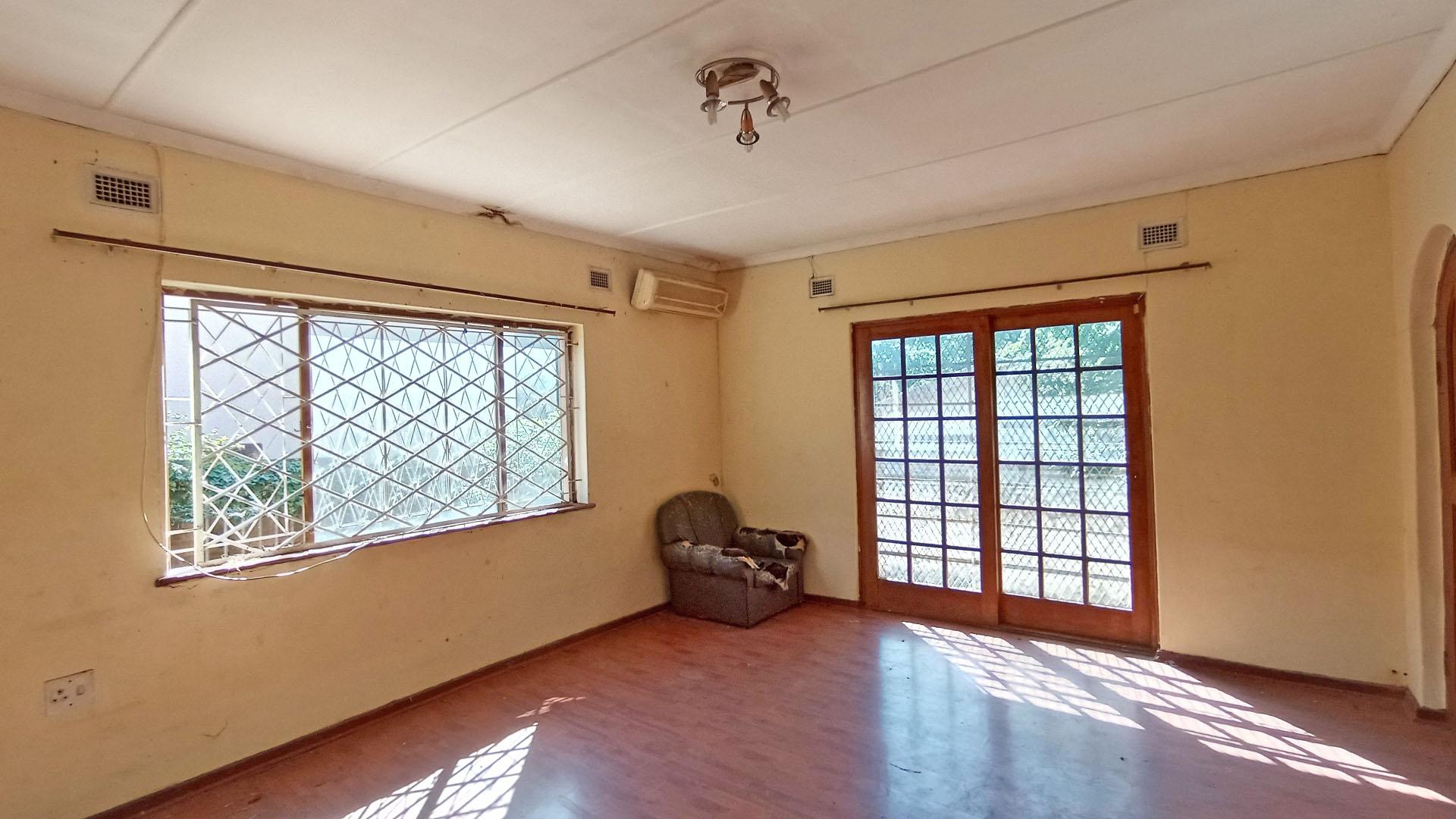 Bed Room 5+ - 39 square meters of property in Isipingo Hills