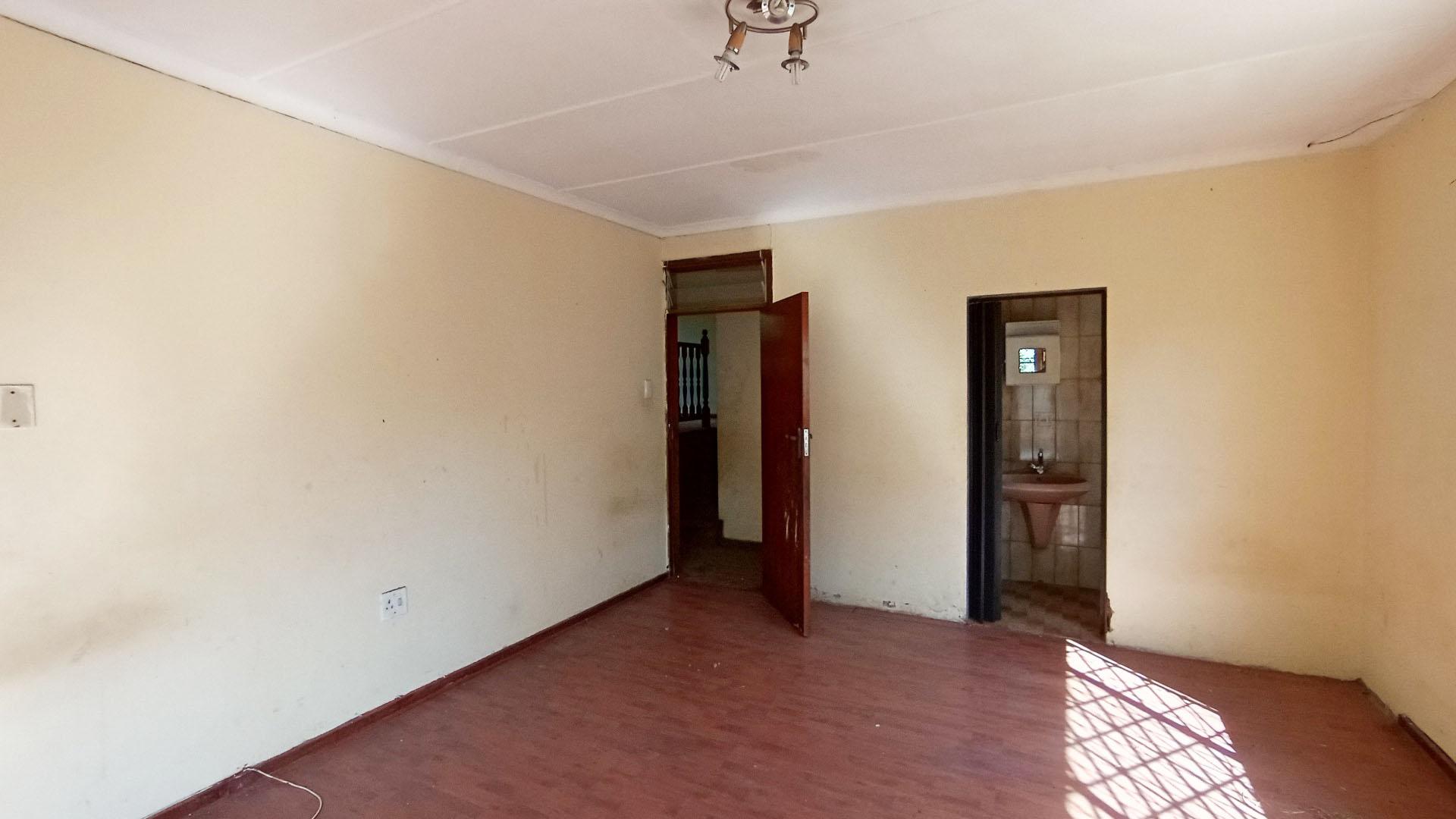 Bed Room 5+ - 39 square meters of property in Isipingo Hills