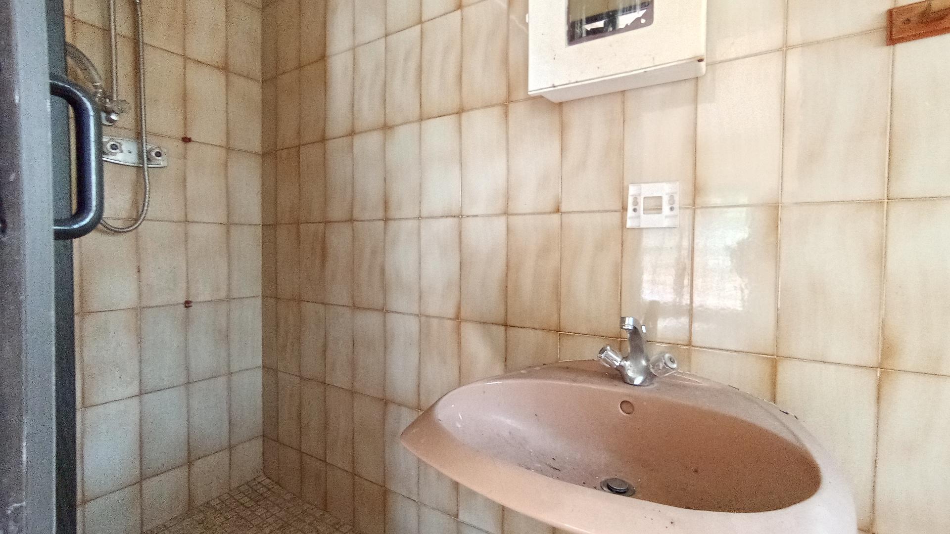 Bathroom 2 - 5 square meters of property in Isipingo Hills