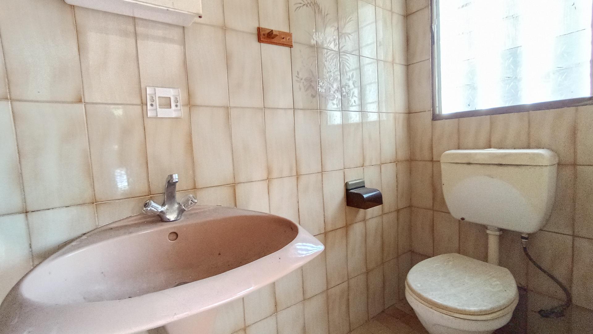Bathroom 2 - 5 square meters of property in Isipingo Hills
