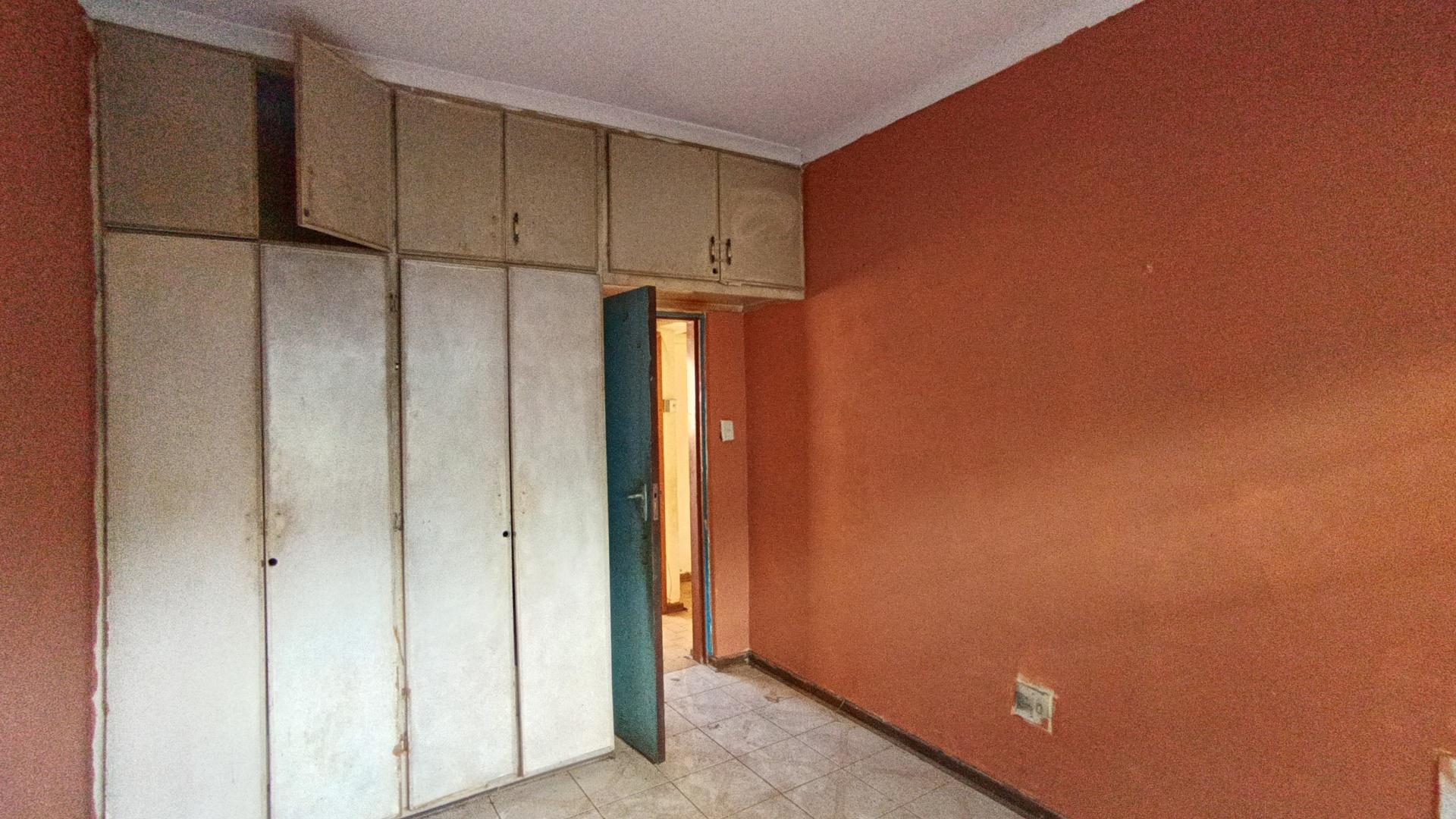 Bed Room 5+ - 39 square meters of property in Isipingo Hills