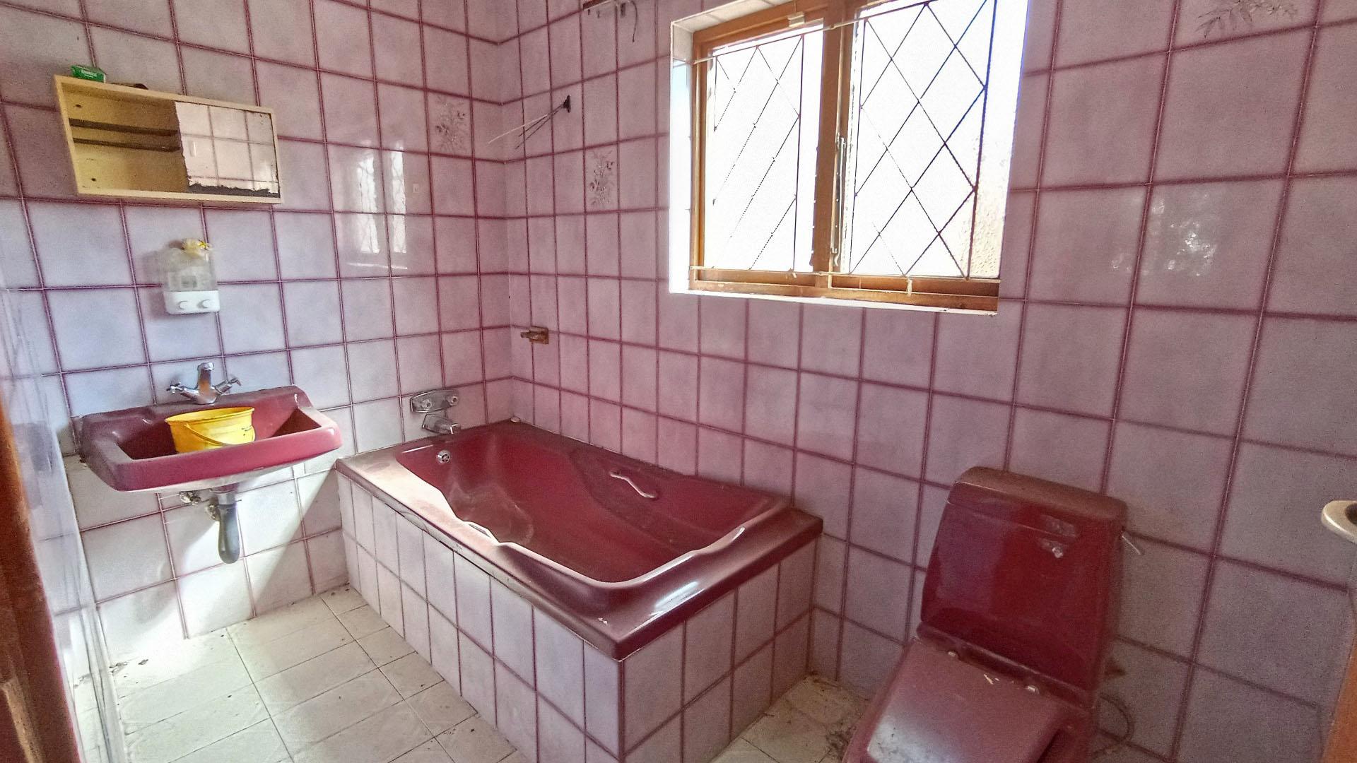 Bathroom 3+ - 6 square meters of property in Isipingo Hills