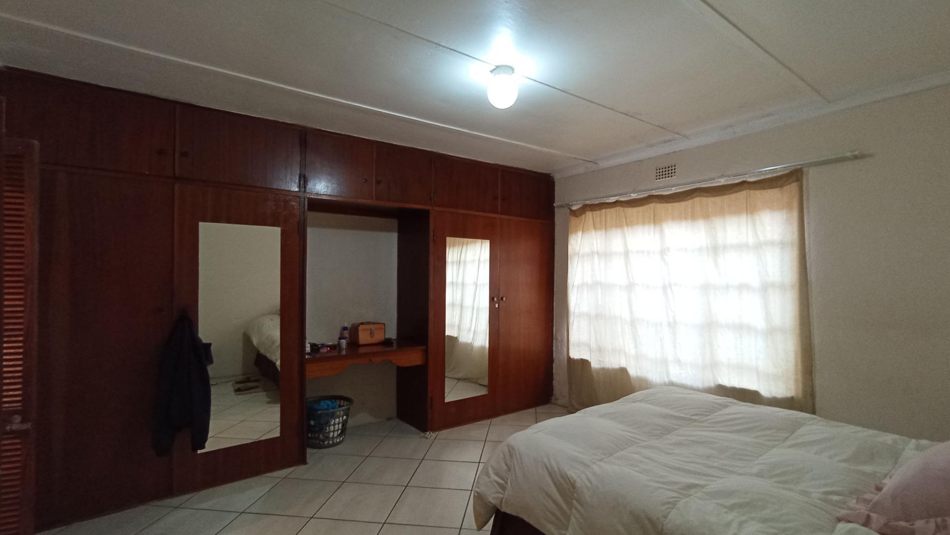 Main Bedroom - 18 square meters of property in Westdene (JHB)