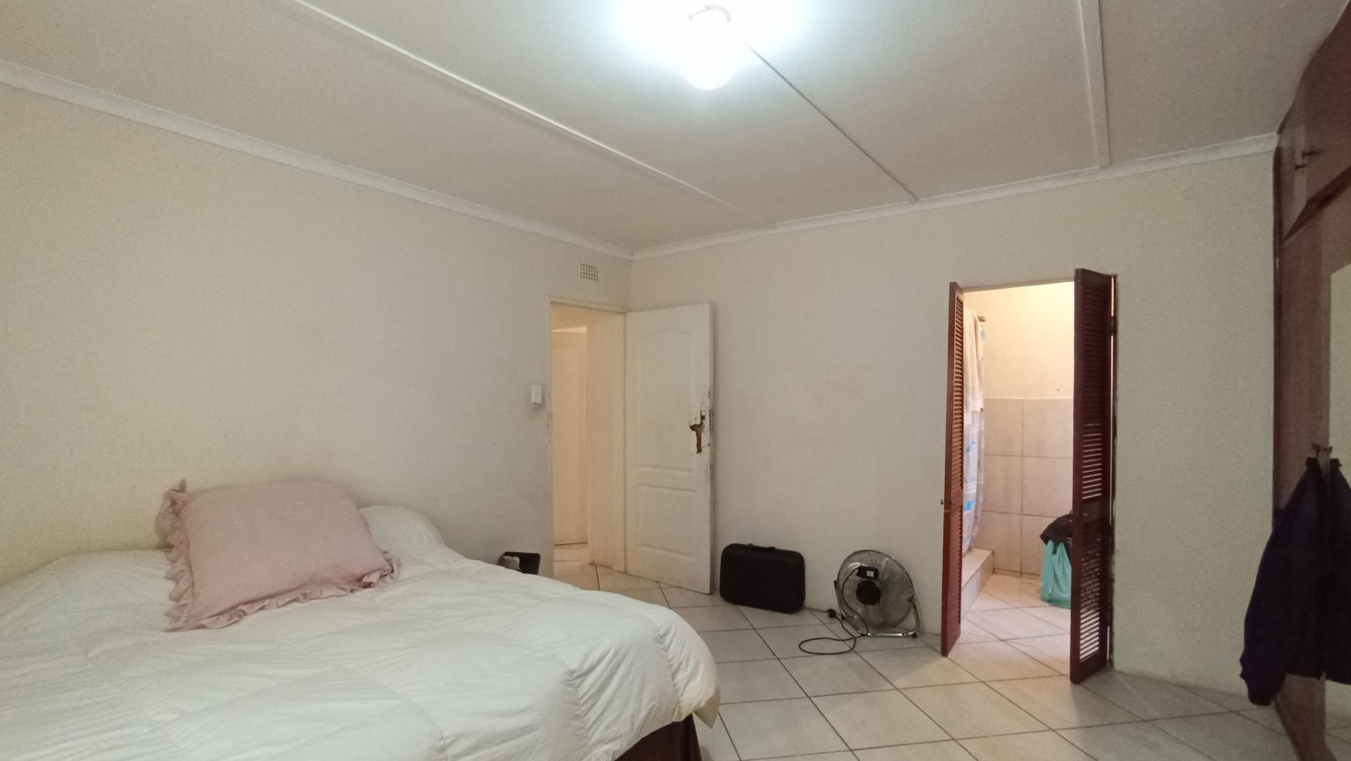Main Bedroom - 18 square meters of property in Westdene (JHB)