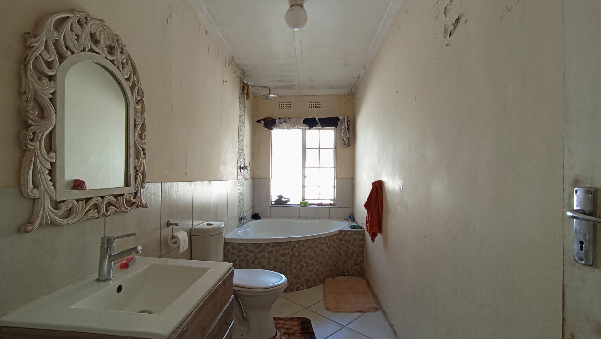 Bathroom 1 - 12 square meters of property in Westdene (JHB)