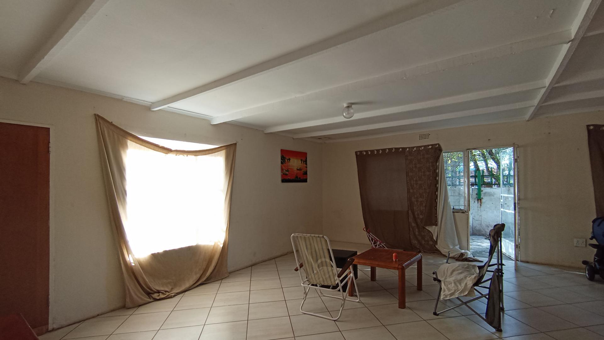 Lounges - 35 square meters of property in Westdene (JHB)