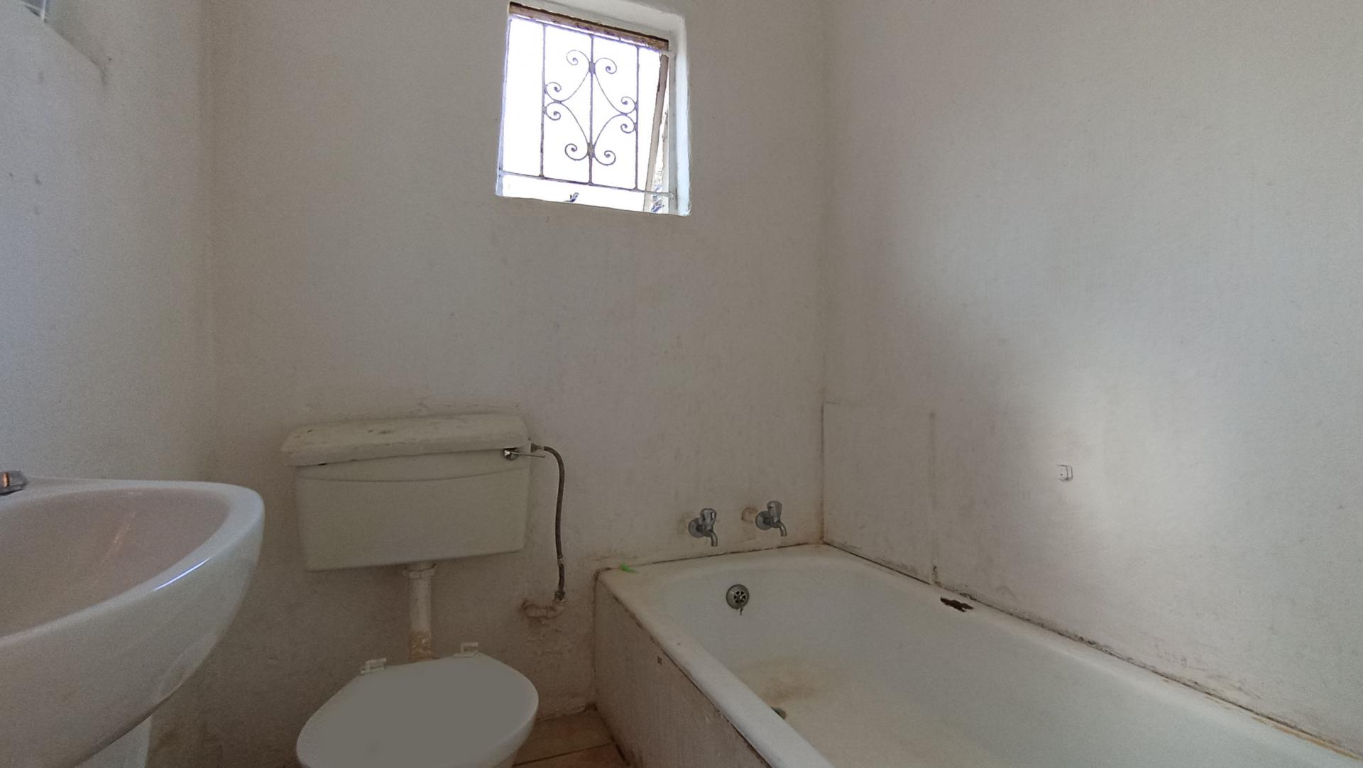 Bathroom 1 - 12 square meters of property in Westdene (JHB)