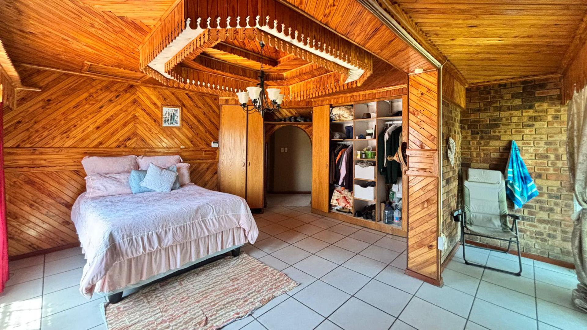 Bed Room 1 of property in Parys