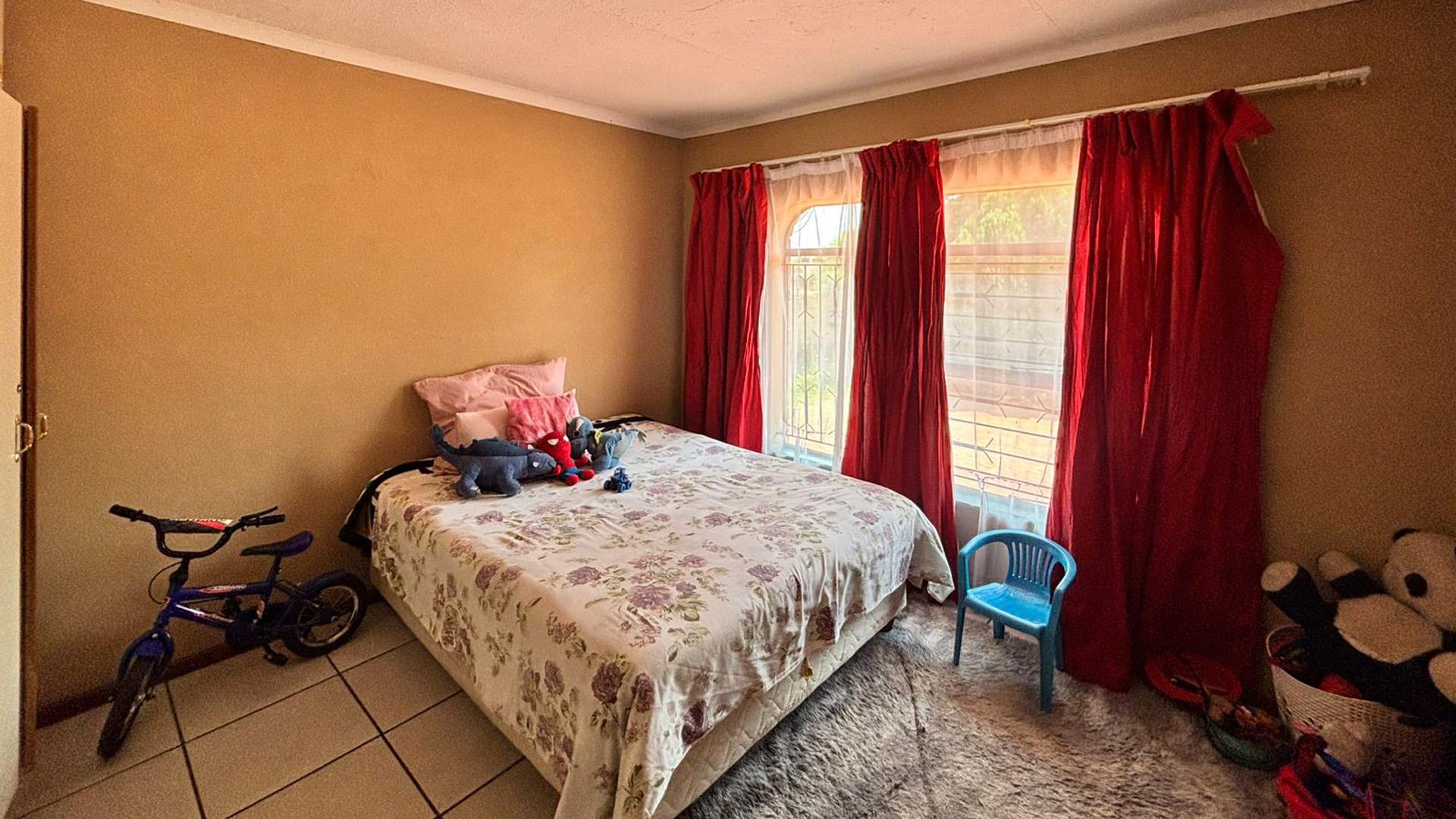 Bed Room 2 of property in Parys