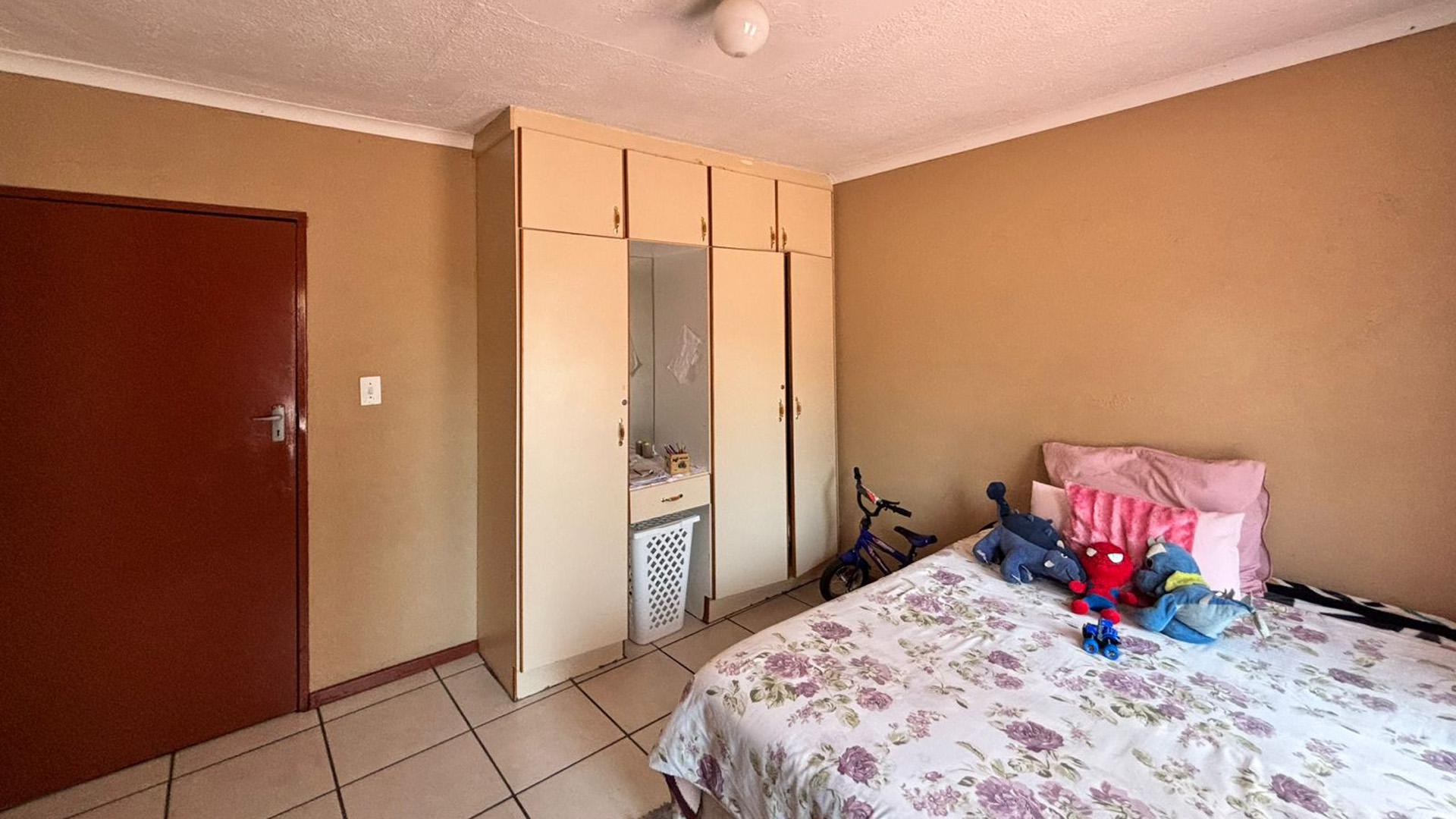 Bed Room 2 of property in Parys