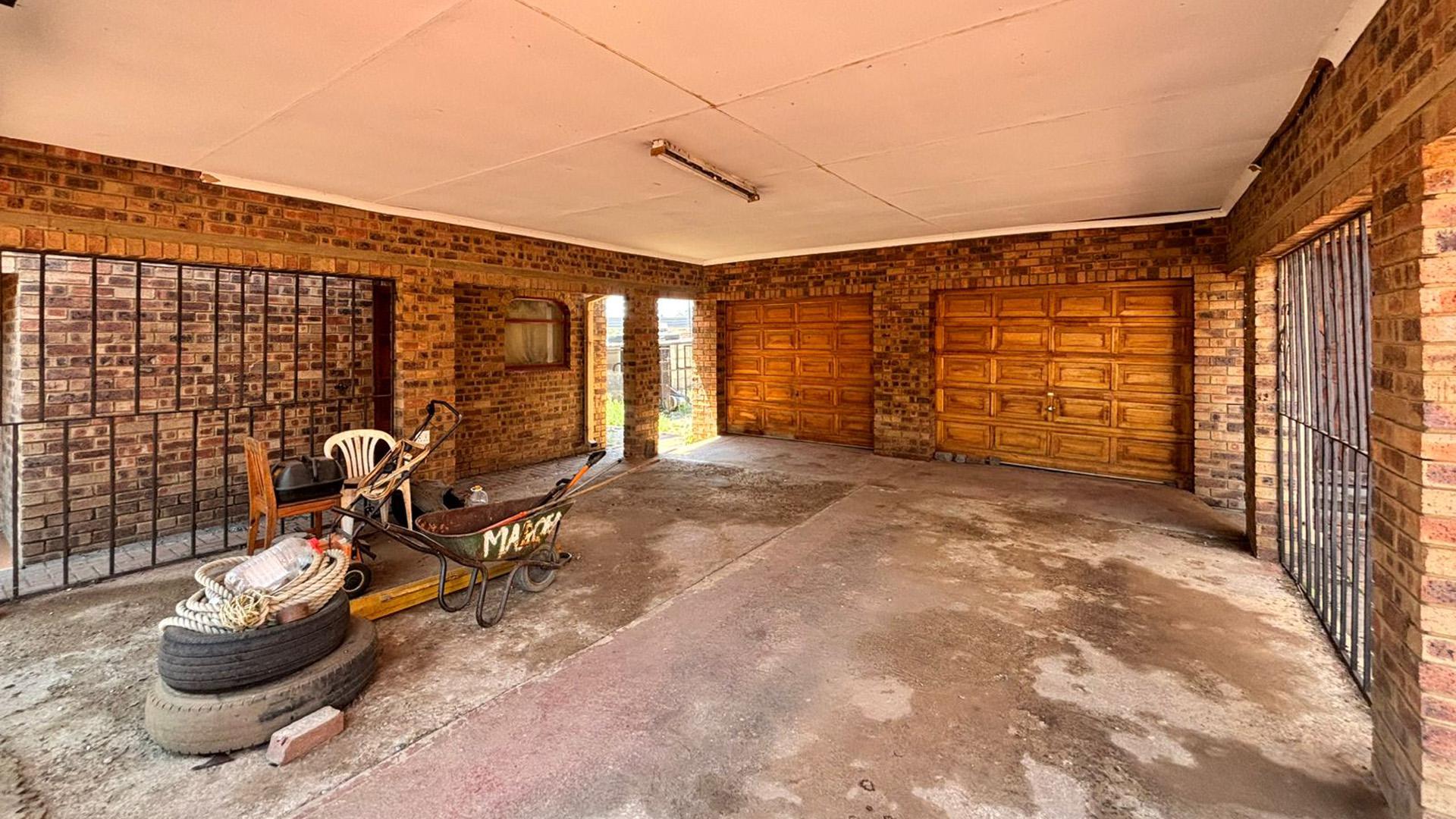Garage of property in Parys