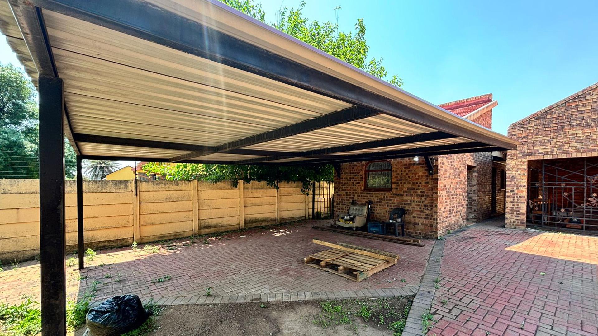 Carport  of property in Parys