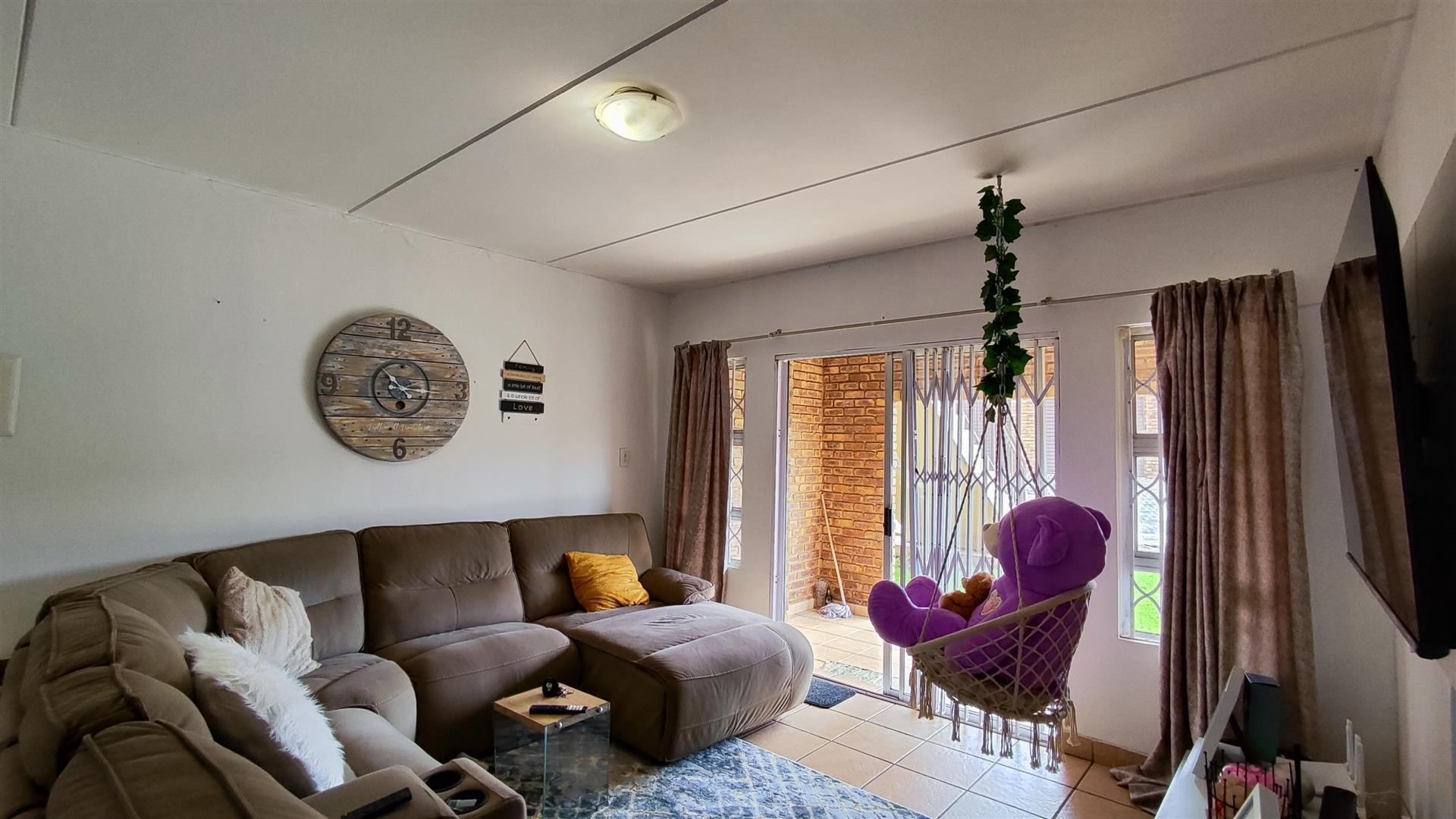 Lounges - 16 square meters of property in Birchleigh