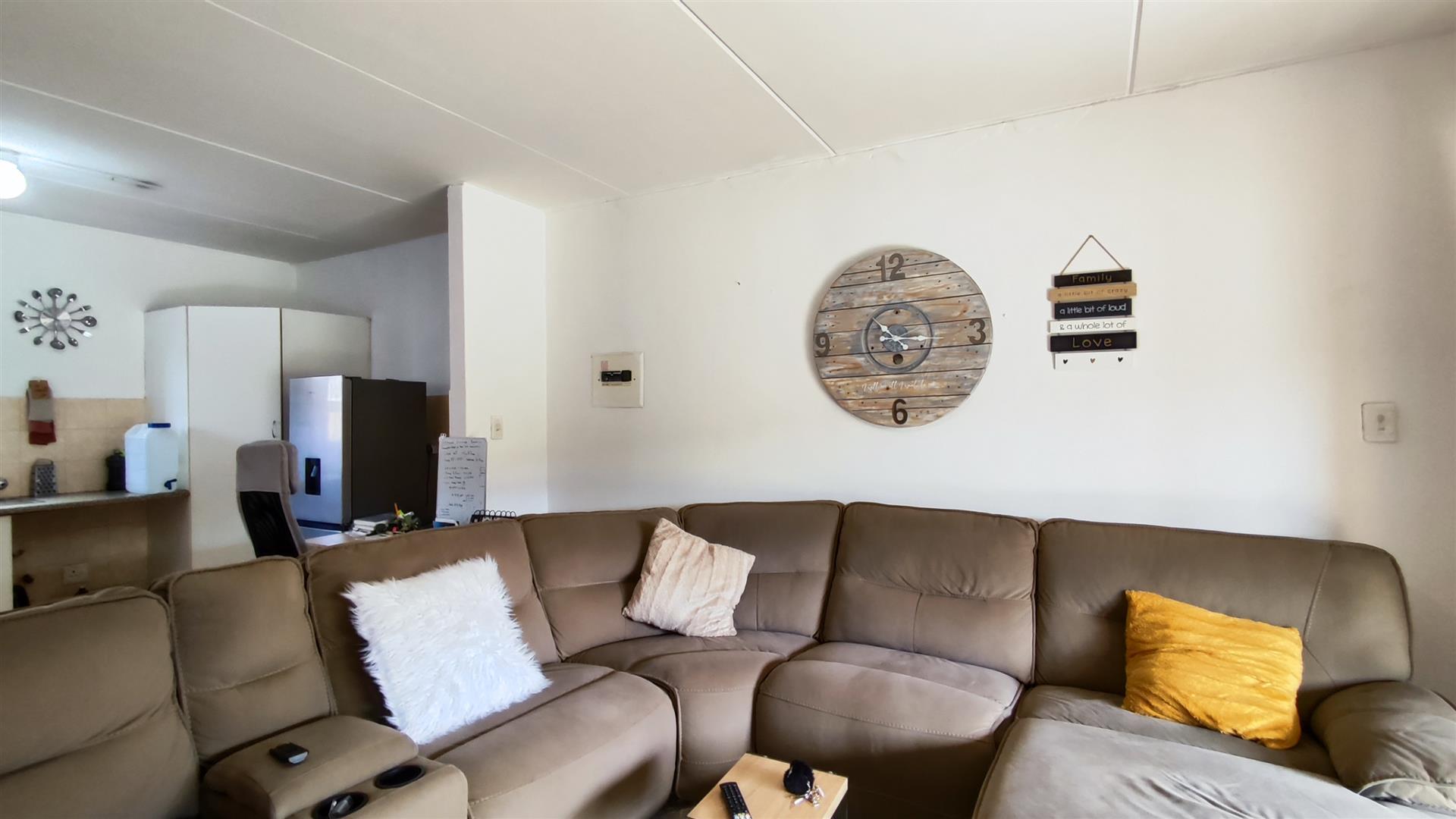 Lounges - 16 square meters of property in Birchleigh