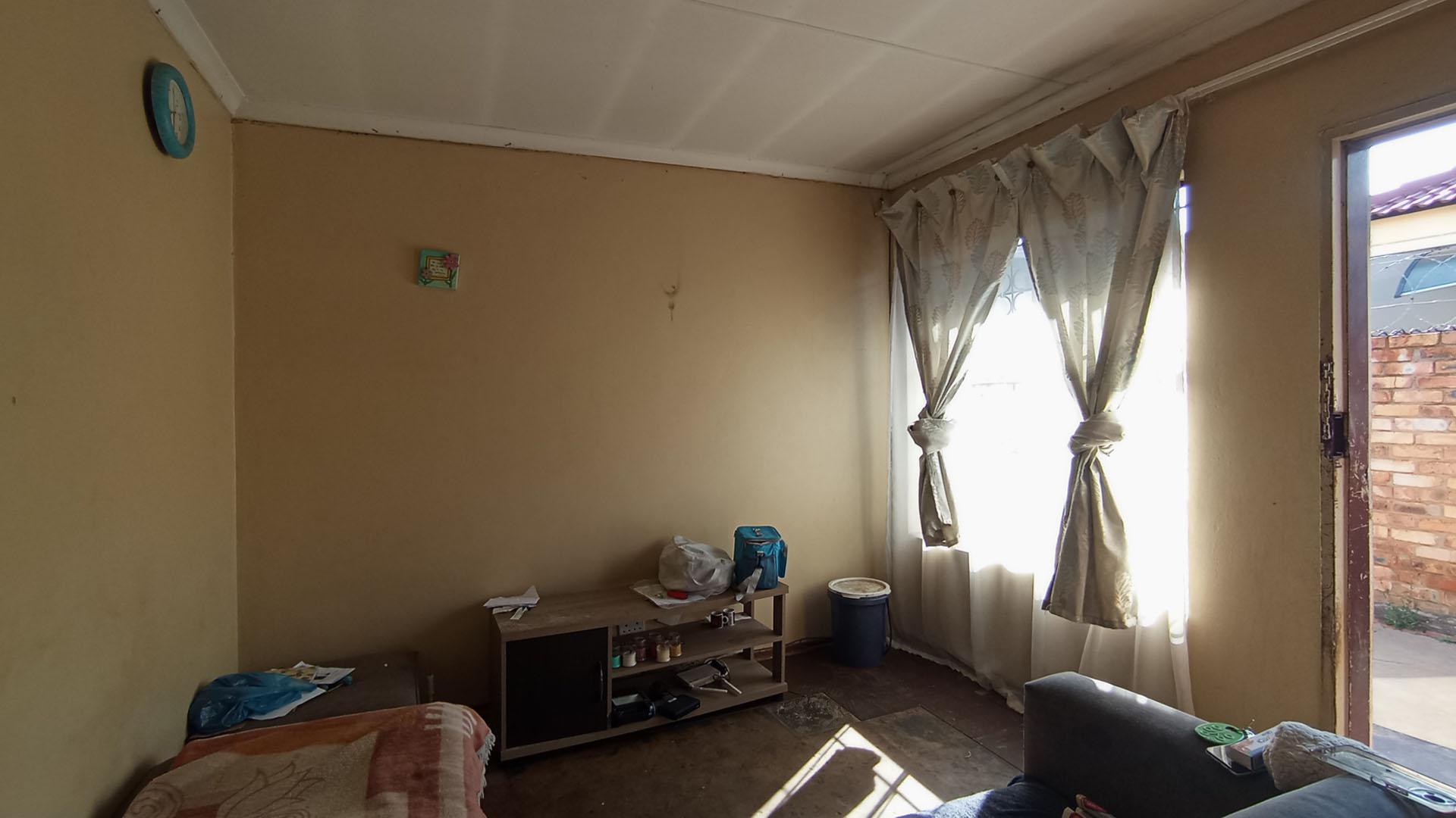 Lounges - 12 square meters of property in Mamelodi