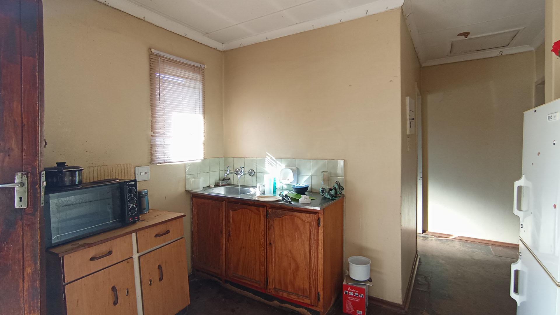 Kitchen - 6 square meters of property in Mamelodi