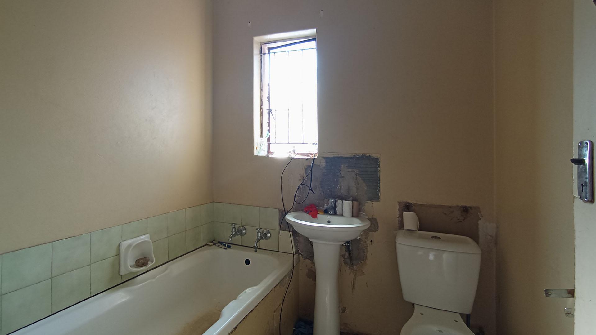 Bathroom 1 - 4 square meters of property in Mamelodi