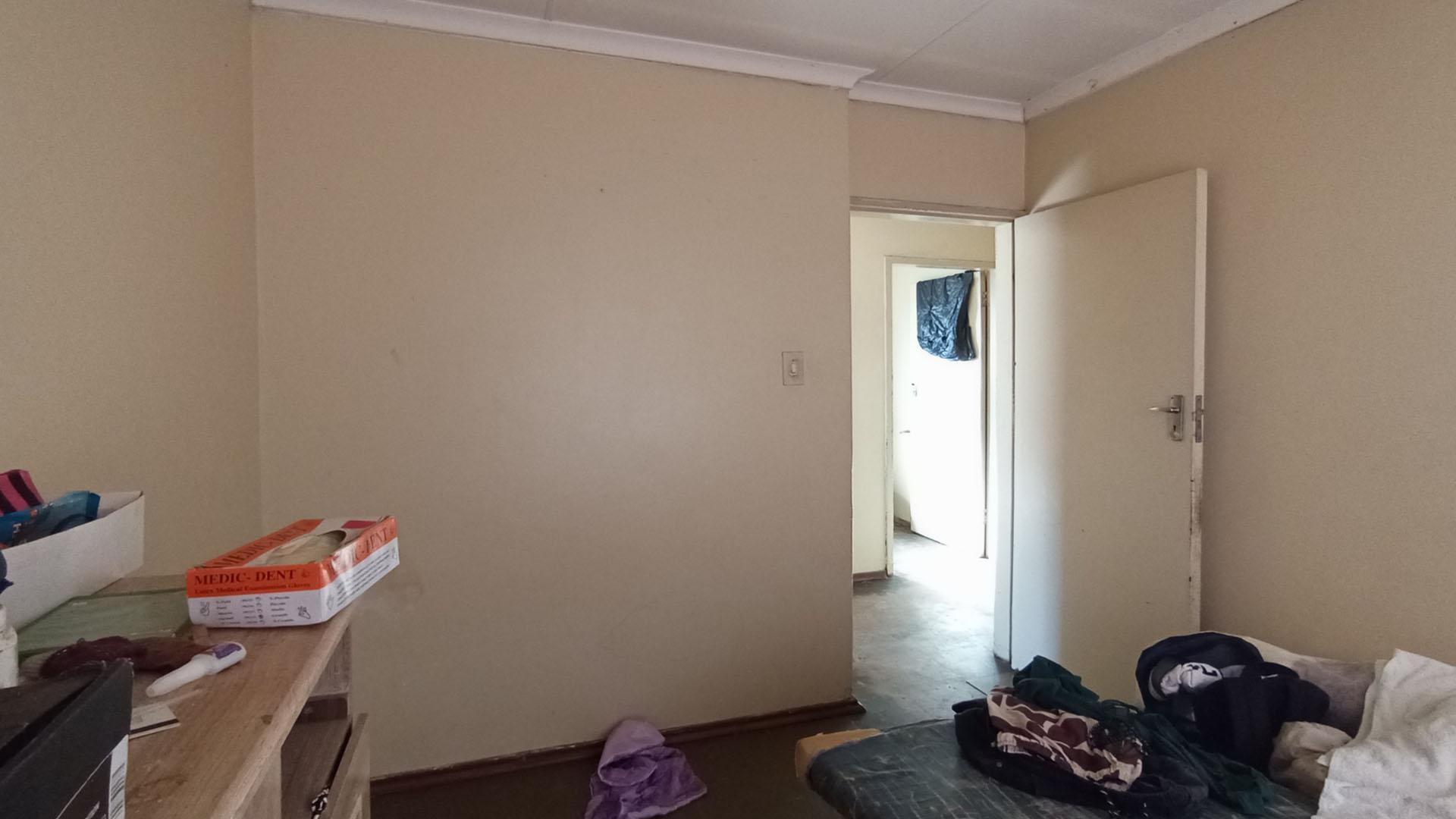 Bed Room 1 - 9 square meters of property in Mamelodi