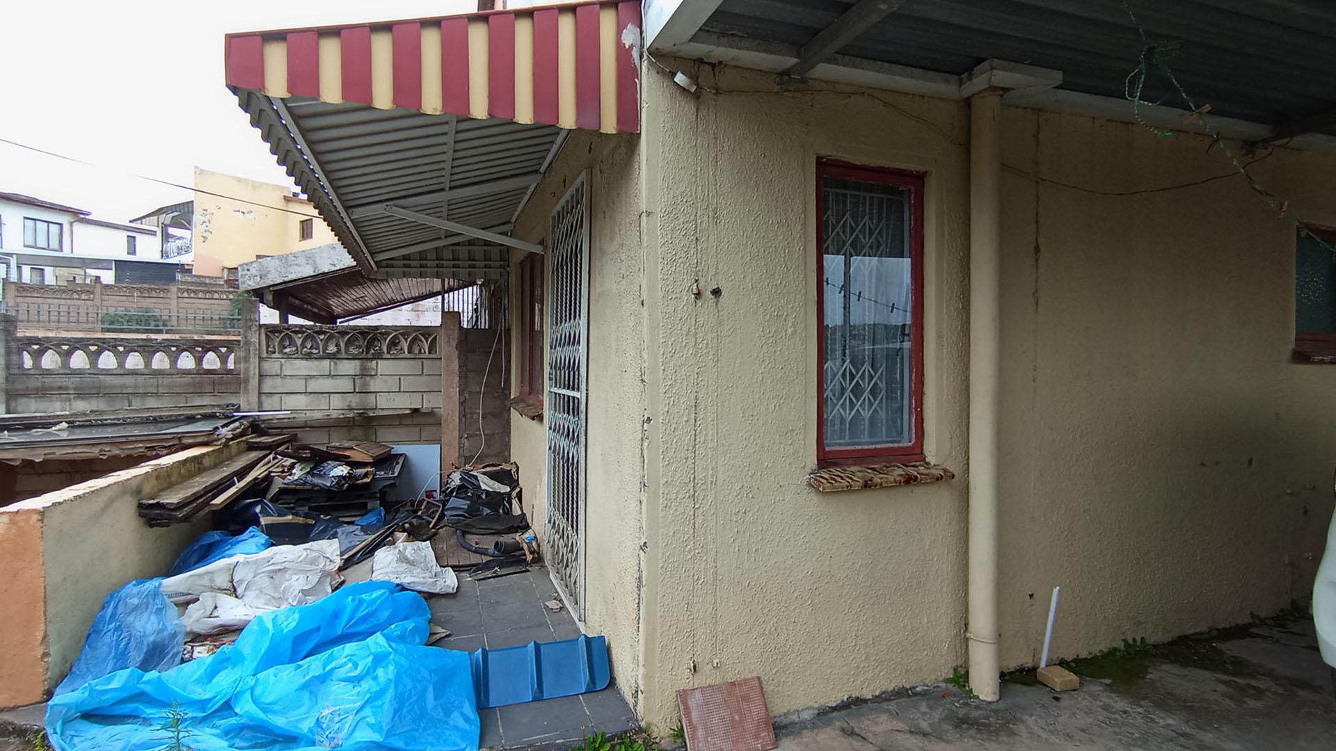 Front View of property in Crossmoor